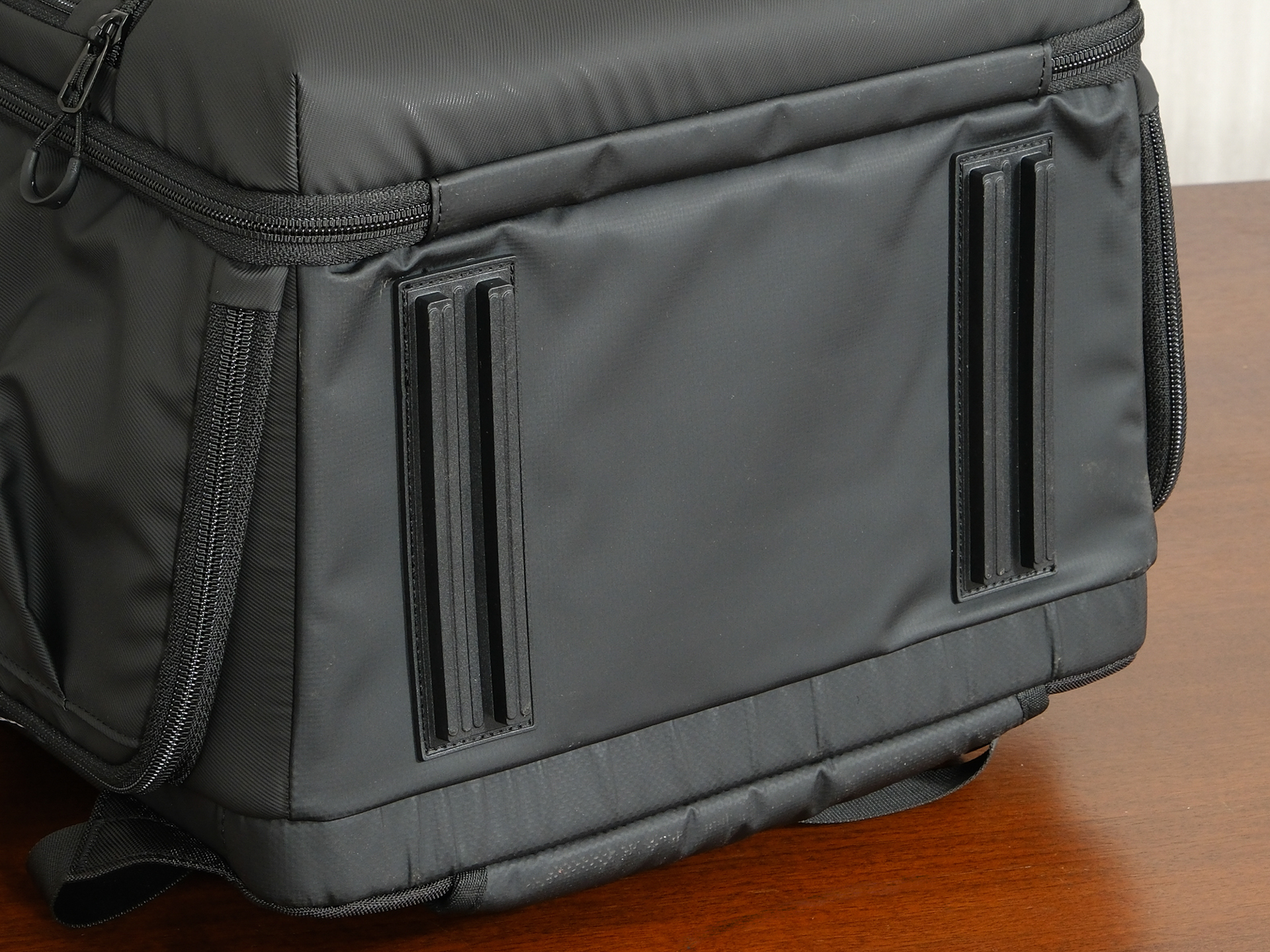 GW-ADVANCE タンク フェイスゲートバックパックの底面。素材にはターポリンを採用。フットスタンドも備えている