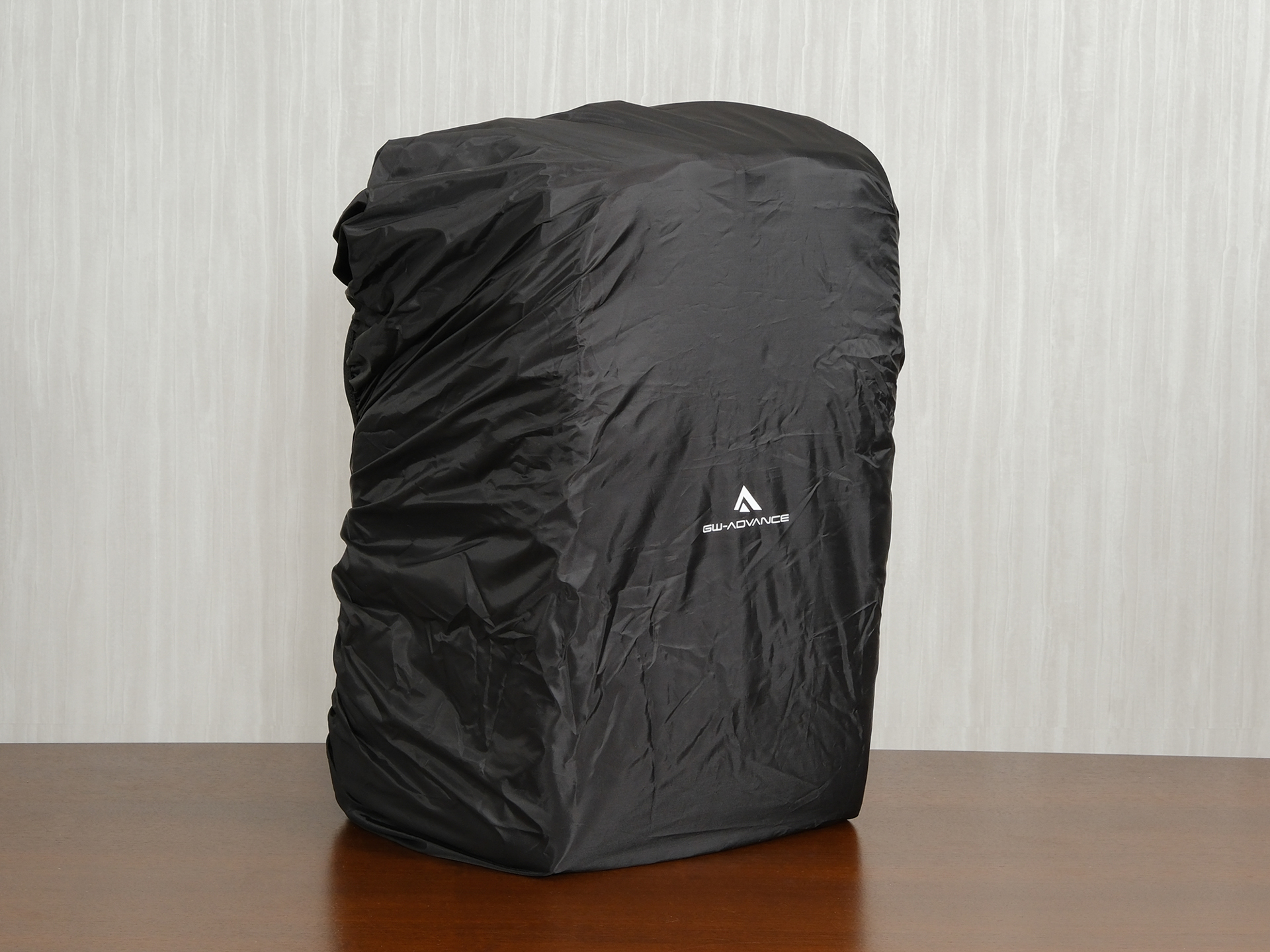 首元まで覆うレインカバーが魅力的。機材を守るだけでなく、バックパックと体の隙間に雨が極力入ってこないのはうれしい