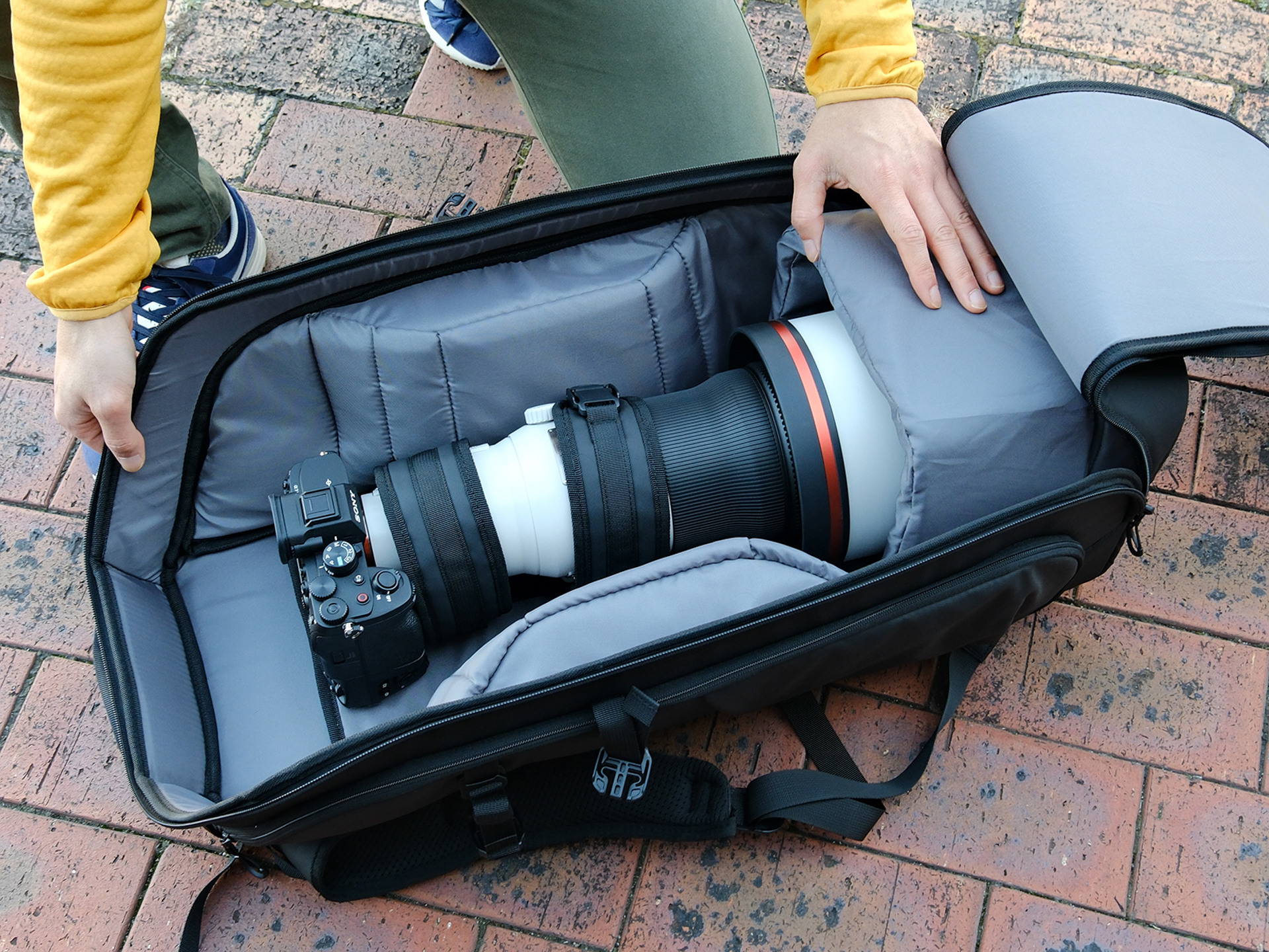 収納例。VG-C4EMを取り付けたα7 IVに、FE 600mm F4 GM OSSを装着。これがすっぽりと入る
