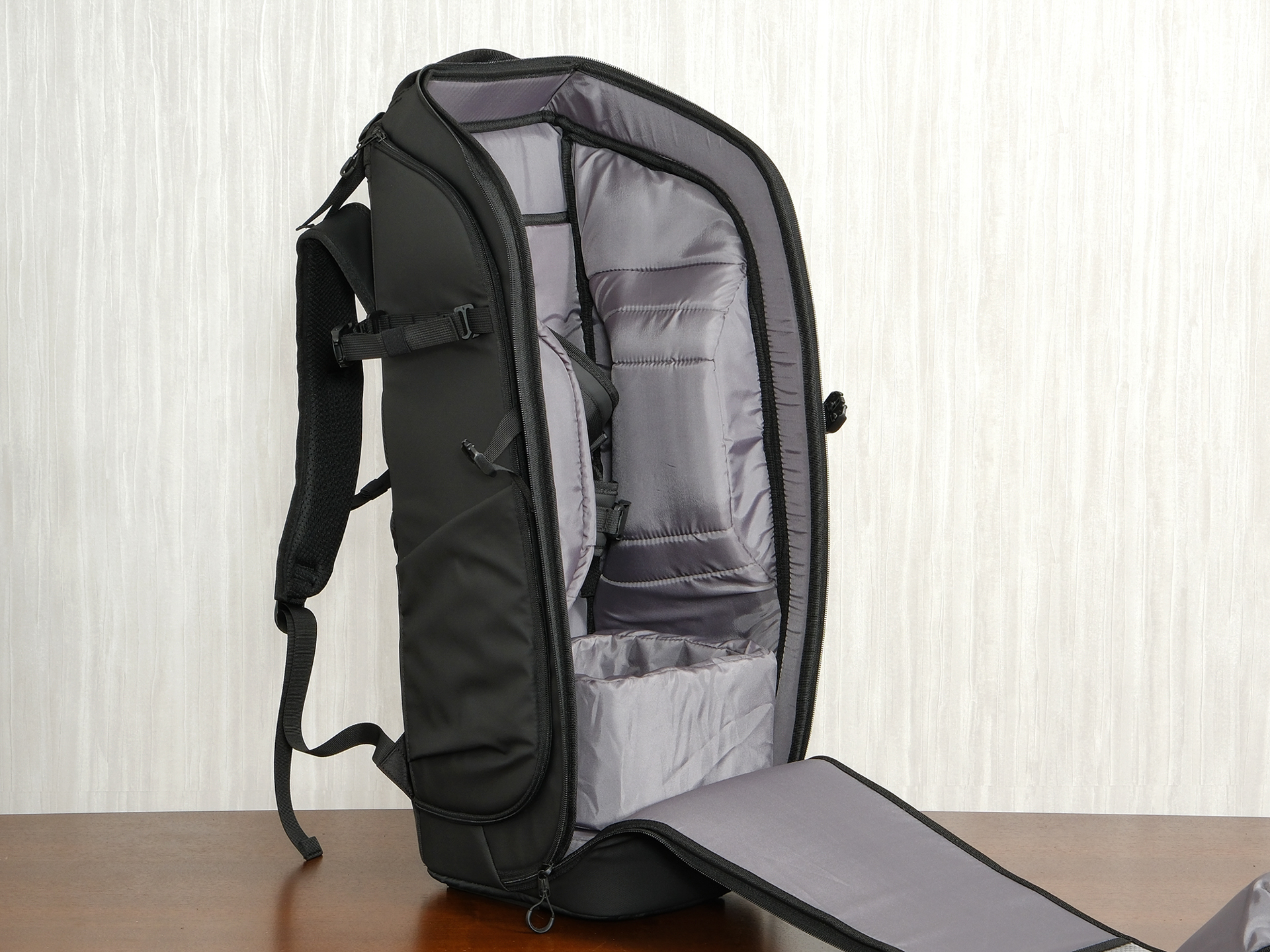 両側面に比較的大きな収納スペースを確保