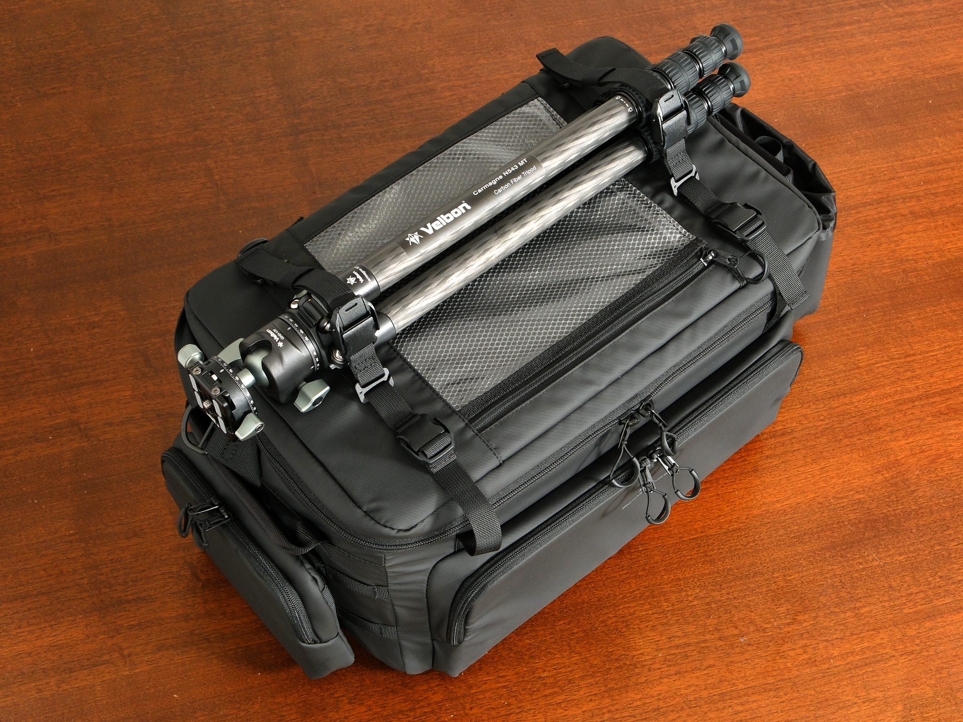 三脚の装着例。長い三脚の場合は、対角線上に斜めに取り付けるよう調整できる