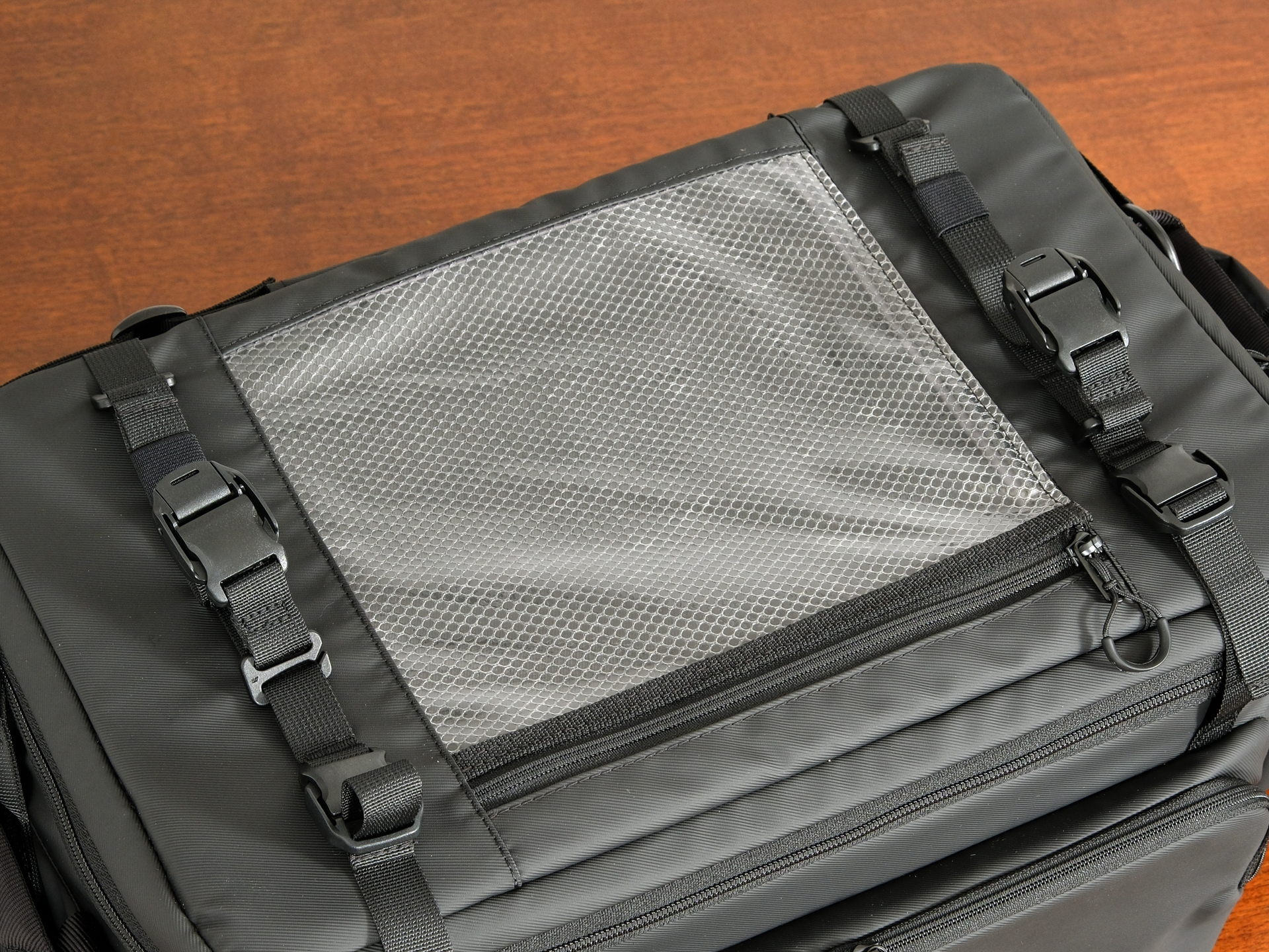 バックパックタイプにはない、外から見える大きなポケット。使い方はさまざまに考えられる