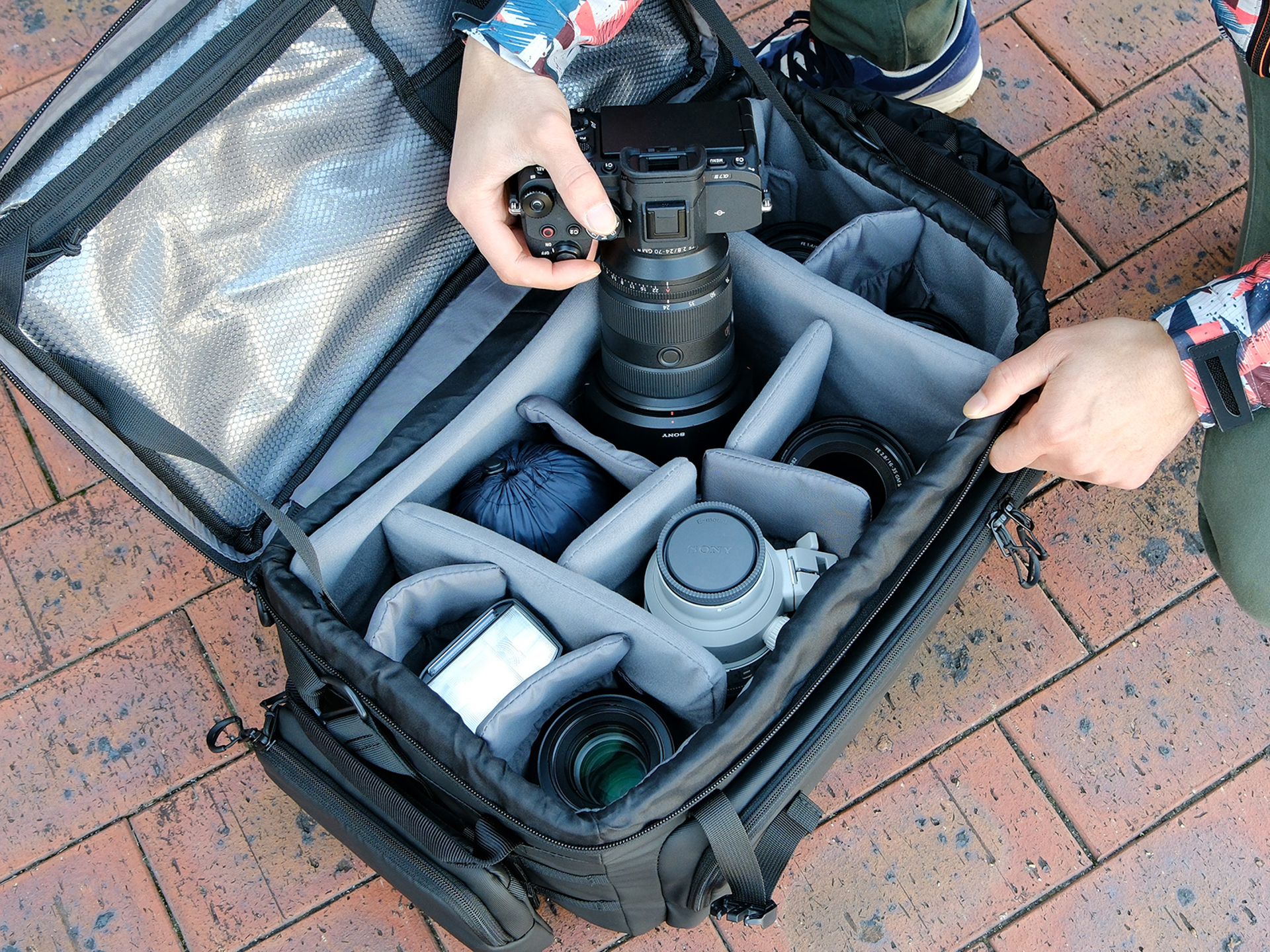 収納例。70-200mm F2.8がちょうど収まる高さだ