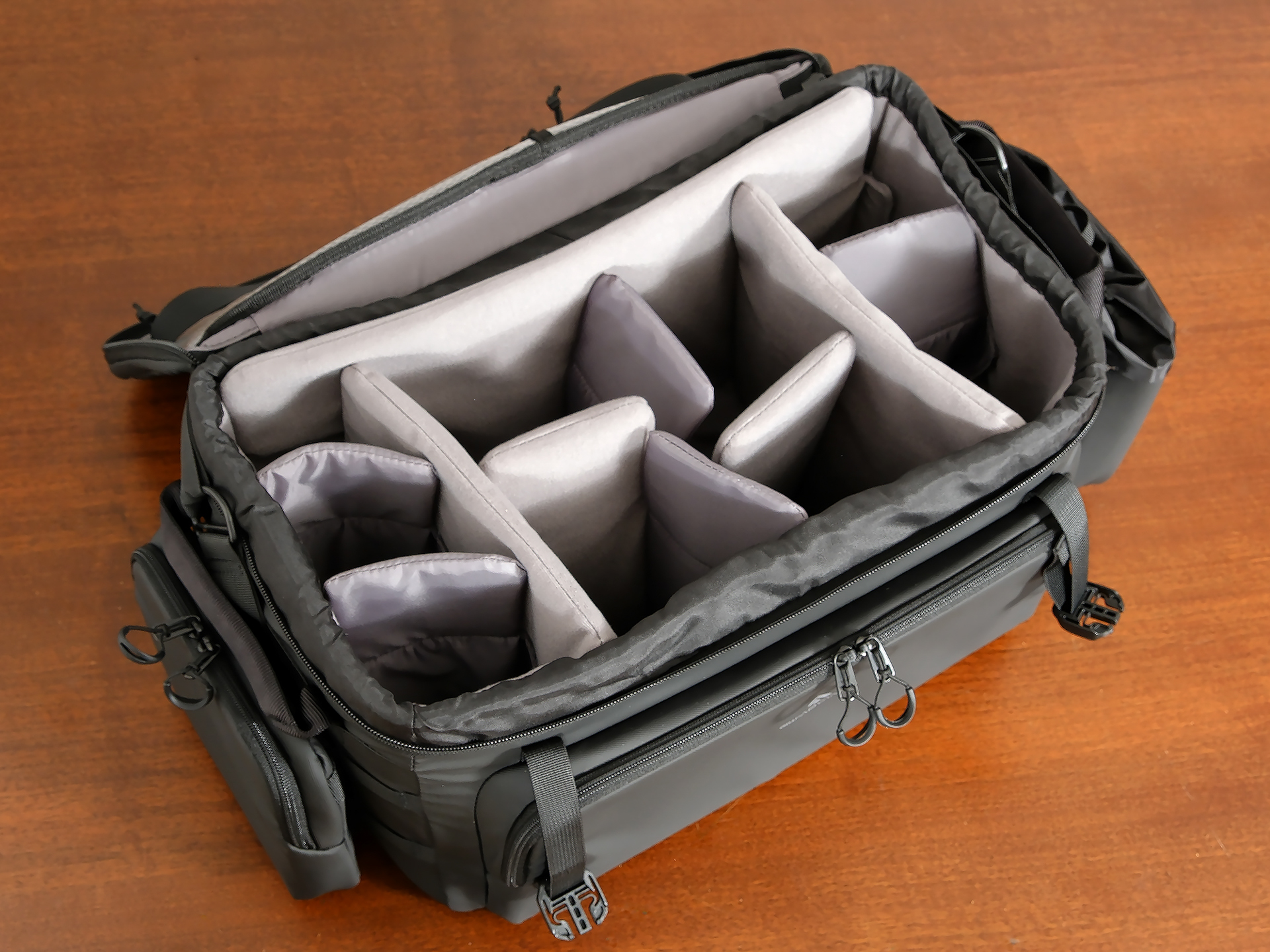 収納例。70-200mm F2.8がちょうど収まる高さだ