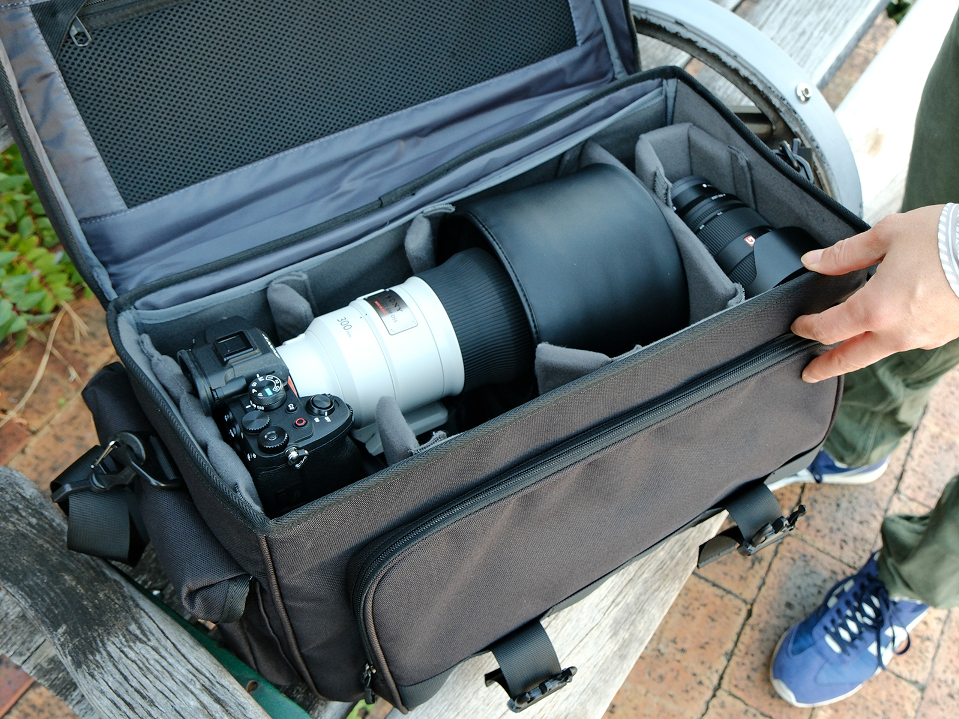 望遠レンズ＋ボディの横置きが可能。写真の機材はα7 IV＋VG-C4EM（バッテリーグリップ）＋FE 300mm F2.8 GM OSS、FE 24-70mm F2.8 GM II