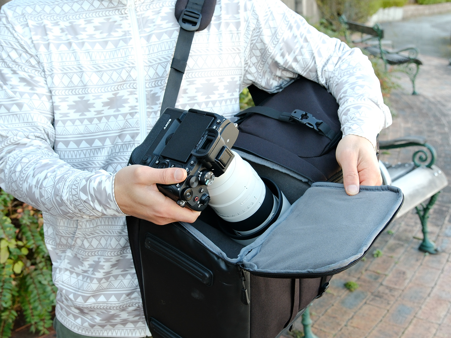 両サイドのどちらからも機材を取り出せる