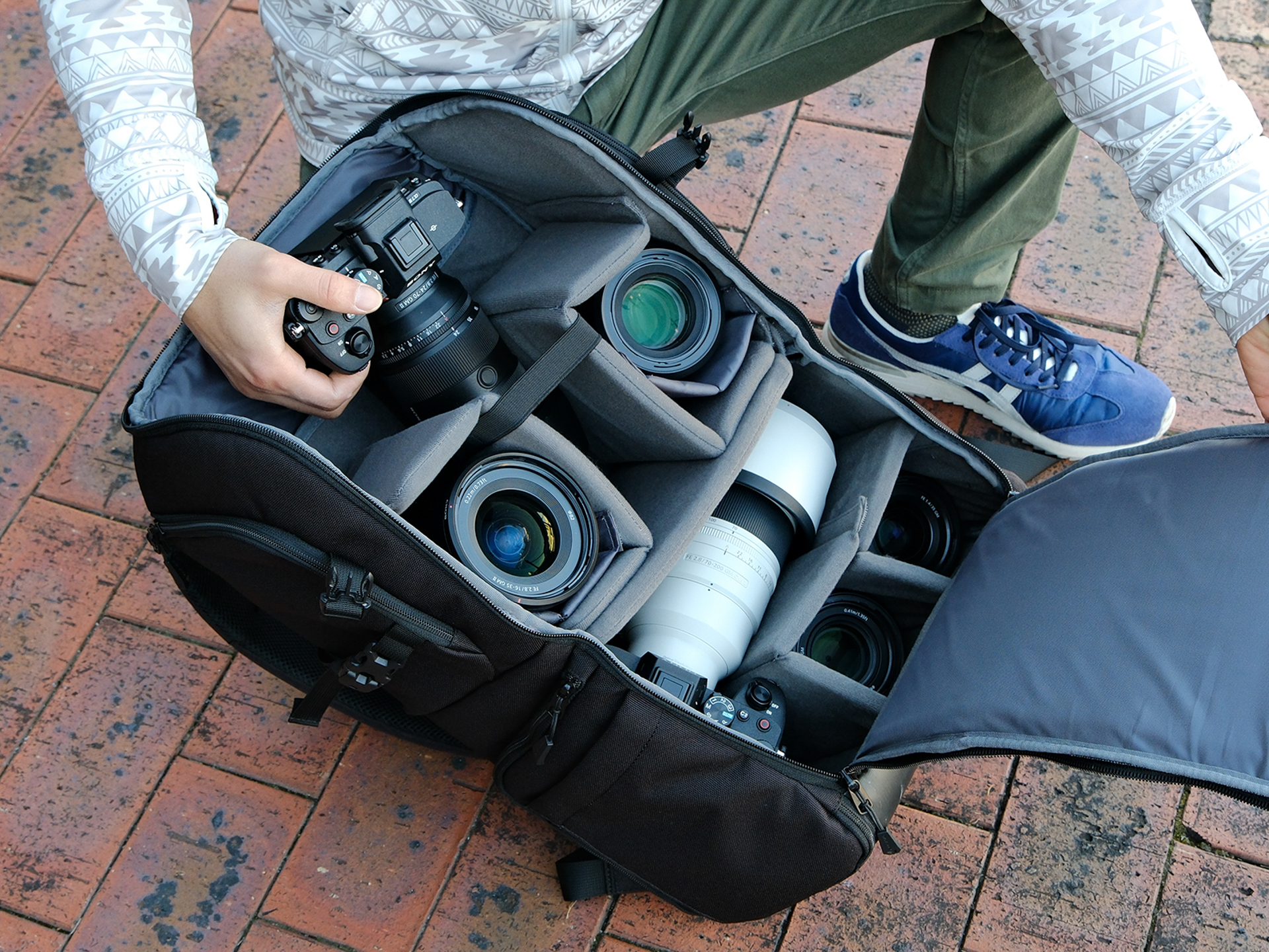 FE 24-70mm F2.8 GM IIを装着したα7 IV、FE 70-200mm F2.8 GM OSS IIを装着したα7 IV、FE 16-35mm F2.8 GM II、FE 35mm F1.4 GM、FE 50mm F1.4 GM、FE 90mm F2.8 Macro G OSSを収納したところ