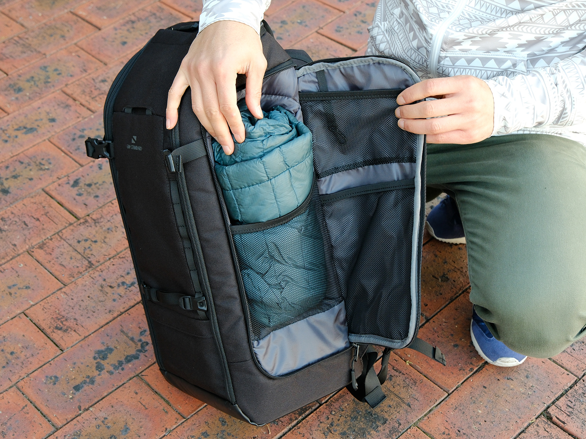 サイドポケットには衣類などかさばるものも入る