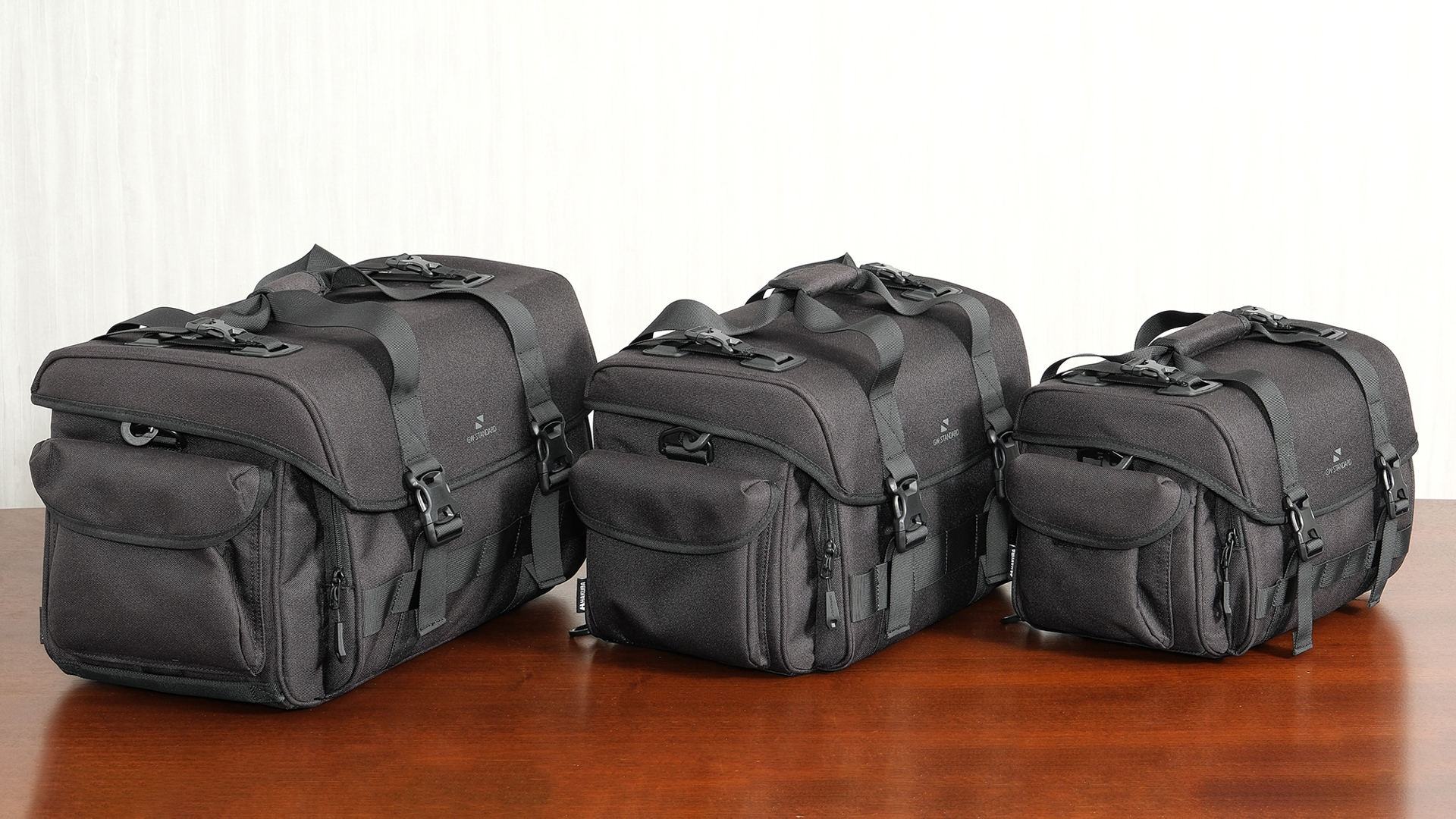 左からGW-STANDARD リッジ ショルダーバッグ 24、同15、同10