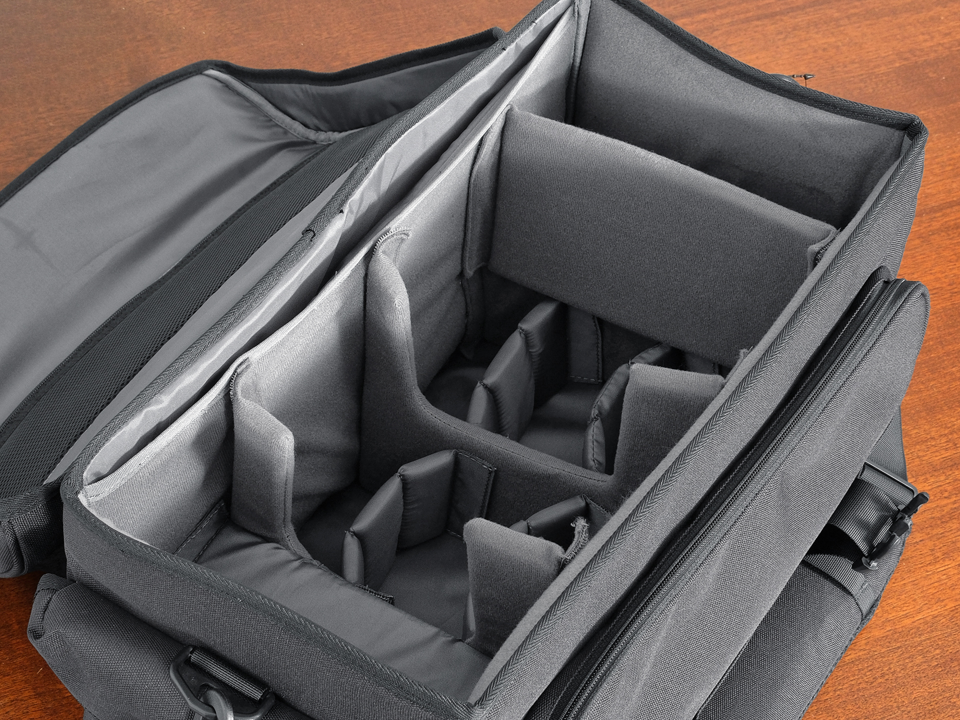 間仕切り中央のくりぬき部分をふさぐパーツが同梱されるようになった