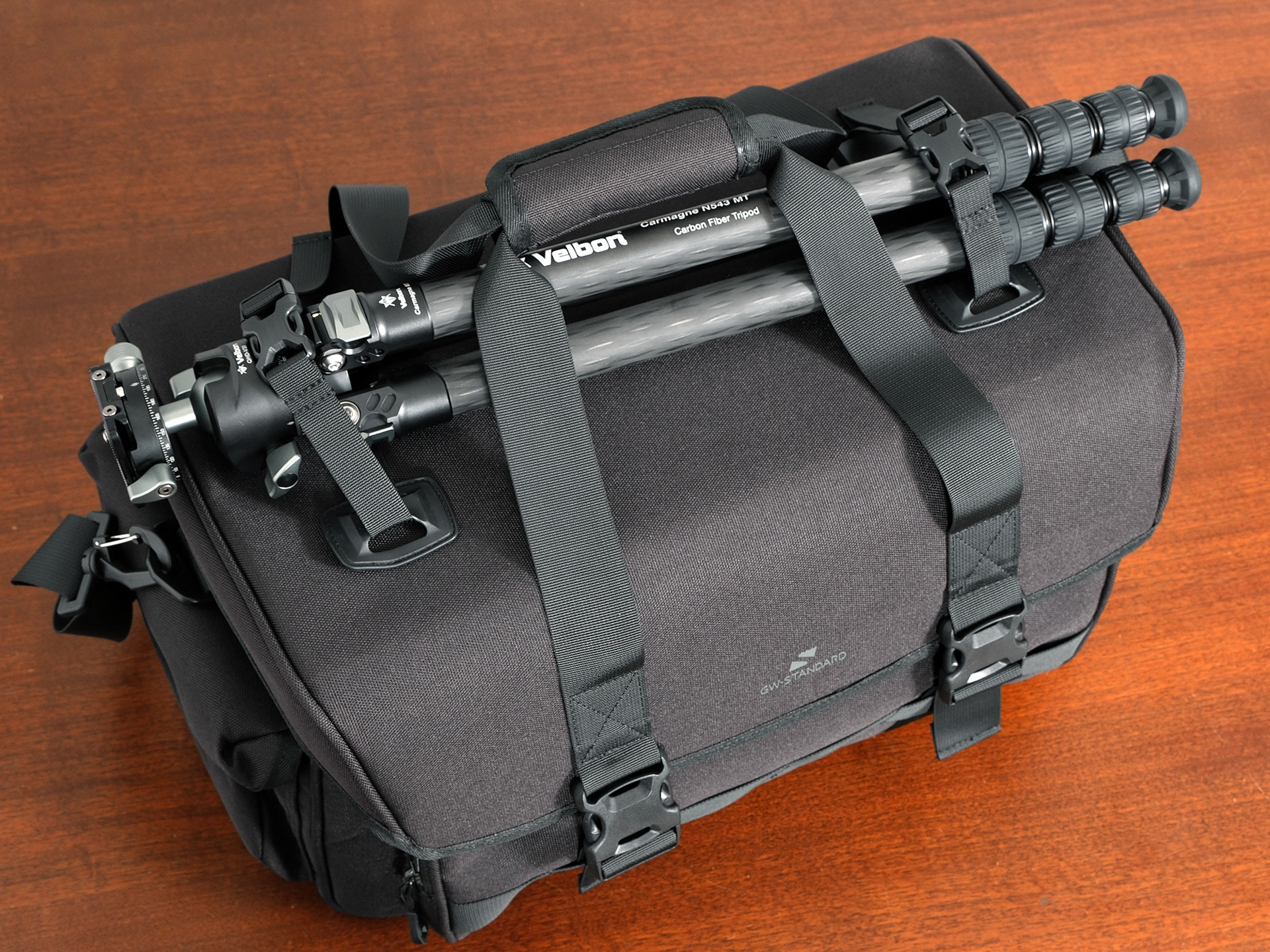 三脚を取り付けた状態。写真は24リットルモデルだが、最も小さな10リットルモデルにも同様の取り付けベルトが設けられている