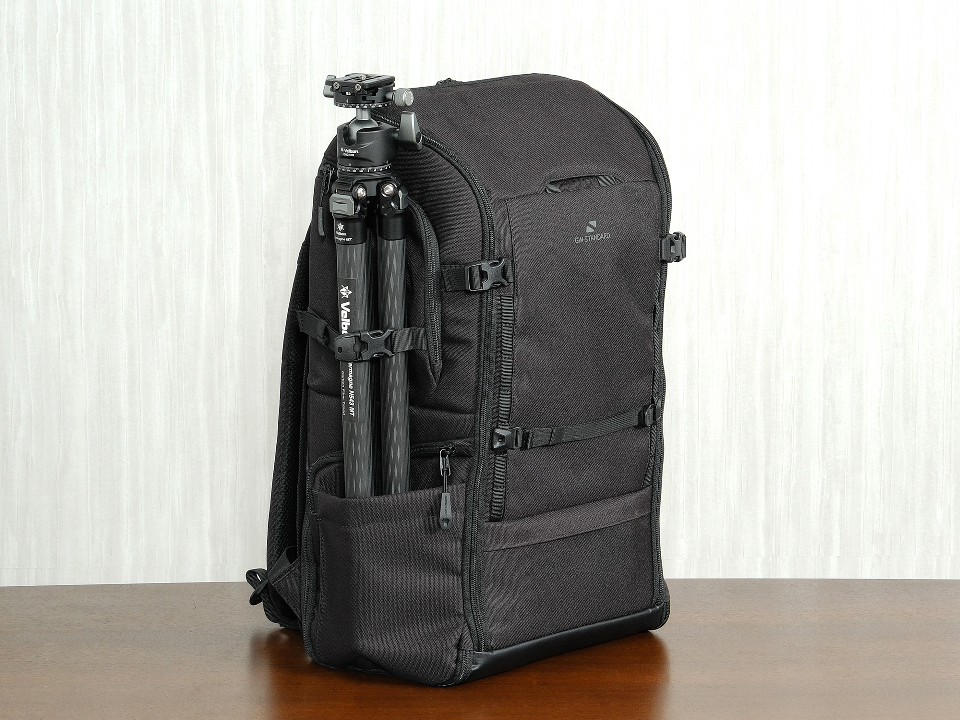 三脚の装着例。こちらはサイド