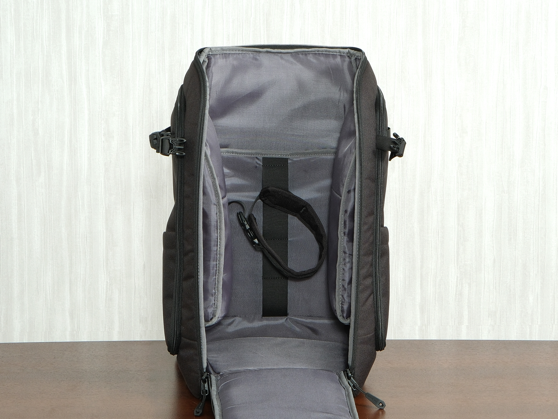 内部構造。側部に比較的大きなポケットを備える