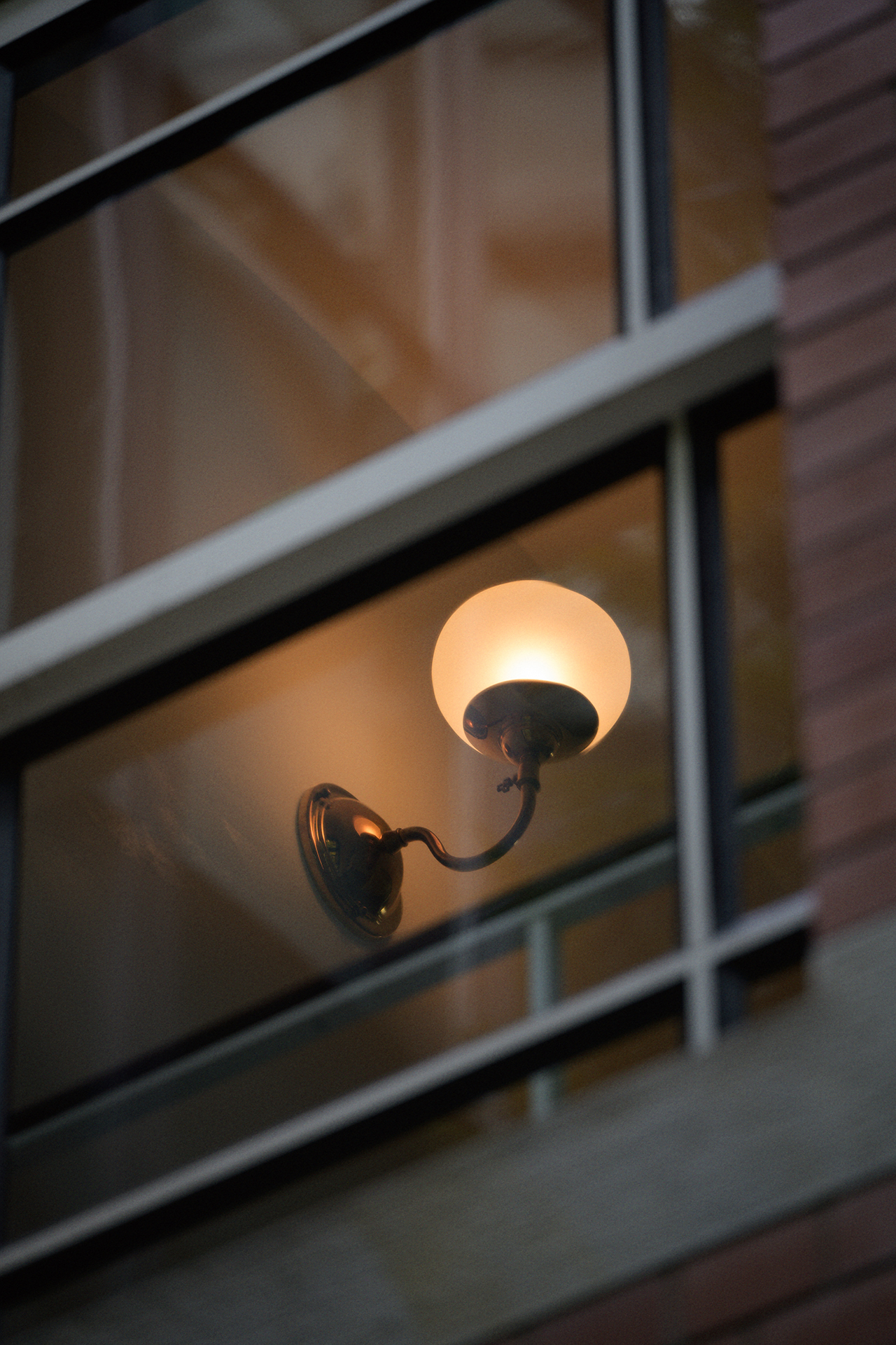 洋館の下を歩いていると、室内に設置されたレトロな雰囲気のランプを見つけ180mm側で撮影。小型軽量なので、こうしたシーンにも素早く対応できました。すっかり気に入って、望遠スナップの作品が増えていきそうです。<br>ニコン Zf／NIKKOR Z 70-180mm f/2.8／180mm／マニュアル露出（1/60秒、F2.8）／ISO 100／WB：オート