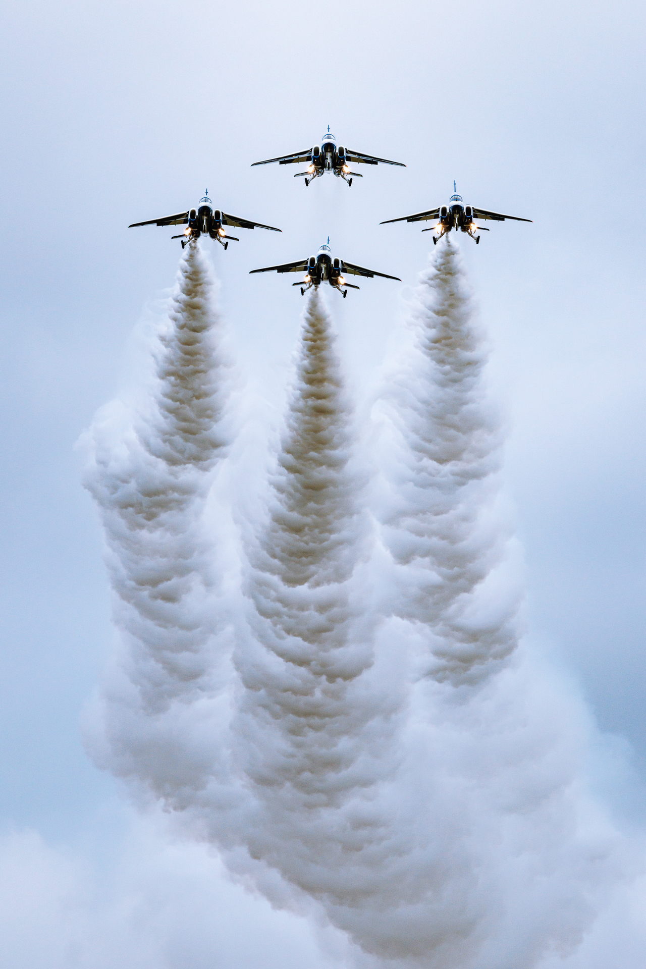 ここ数年撮影している地元の航空祭のブルーインパルス。毎年異なるカメラで撮影しているのですが、EOS R5 Mark IIはここまで簡単に撮れて良いの？ という驚きをもたらしてくれました。ブラックアウトフリーで被写体を追いやすいというのも先代にはないメリットです<br>EOS R5 Mark II／RF100-500mm F4.5-7.1 L IS USM／500mm／シャッター速度優先AE（1/5,000秒、F8）／ISO 1000