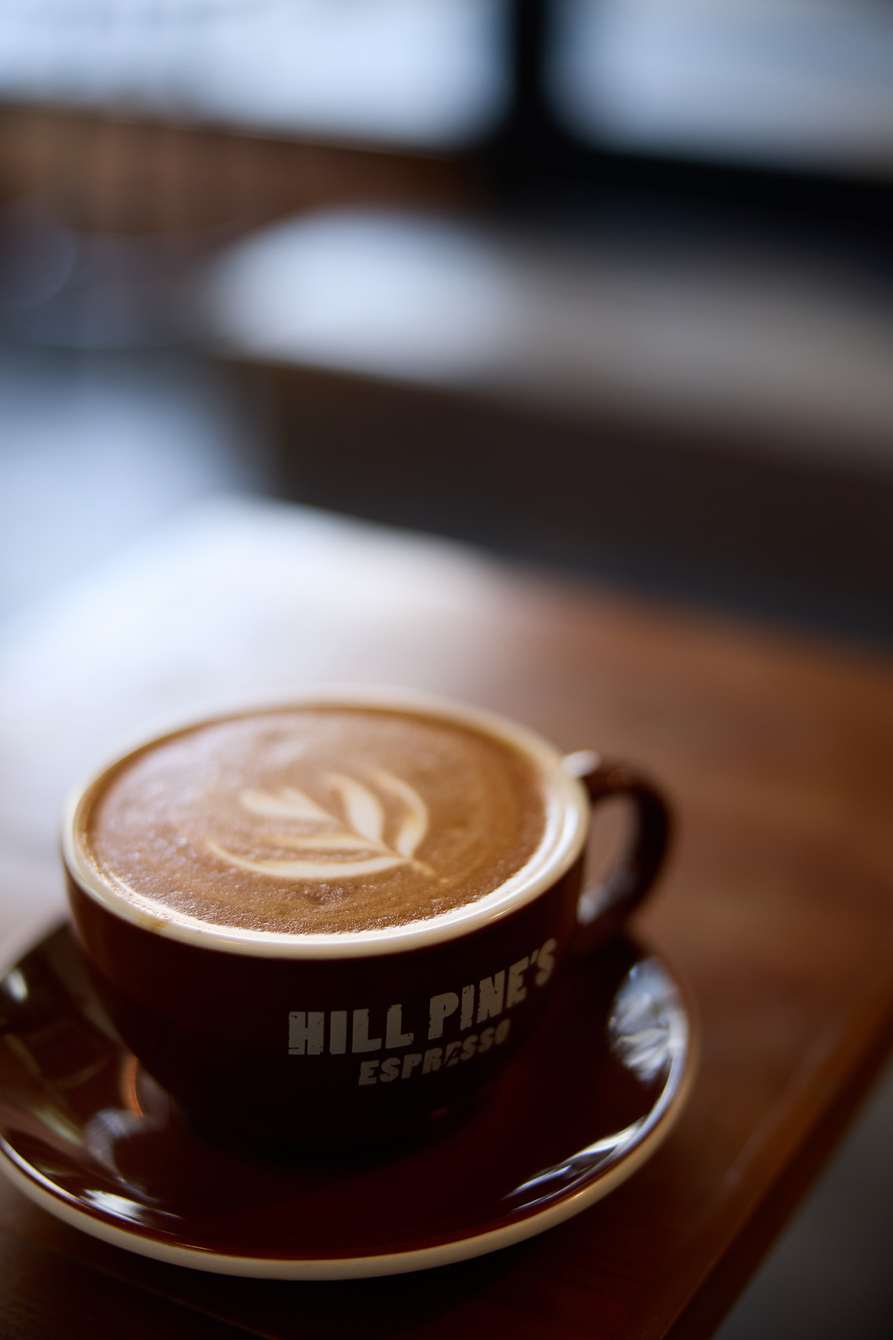 撮影の合間、カフェでの1枚。使いやすさで選んだカメラだと書いたこのコラムだが、ハイライトトーンの豊かさと発色の良さで画質的にもお気に入り<br>EOS R1／RF28-70mm F2L USM／70mm／マニュアル（1/100秒、F2.5）／ISO 200