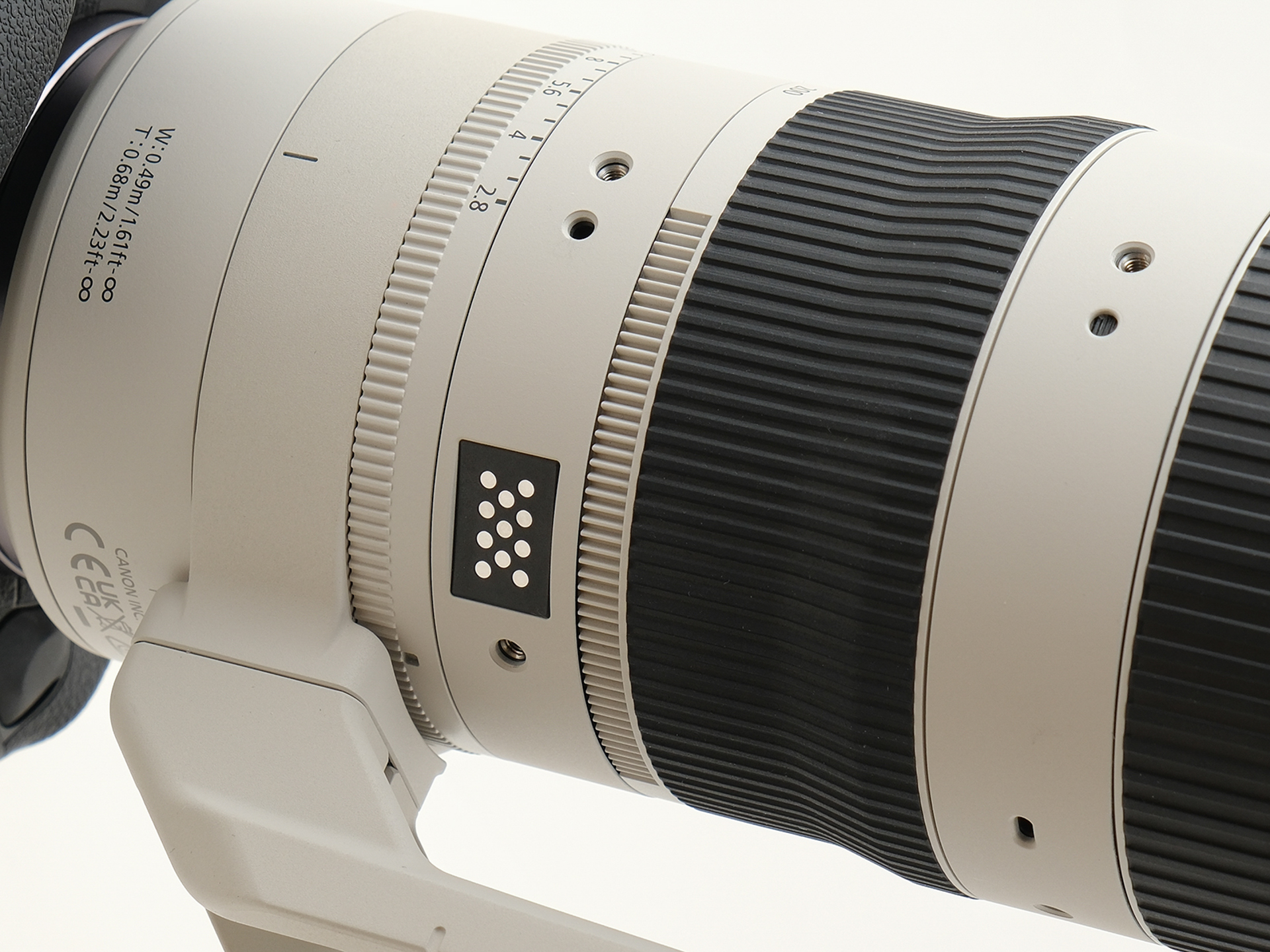 パワーズームアダプター「PZ-E2」「PZ-E2B」が取り付けられます