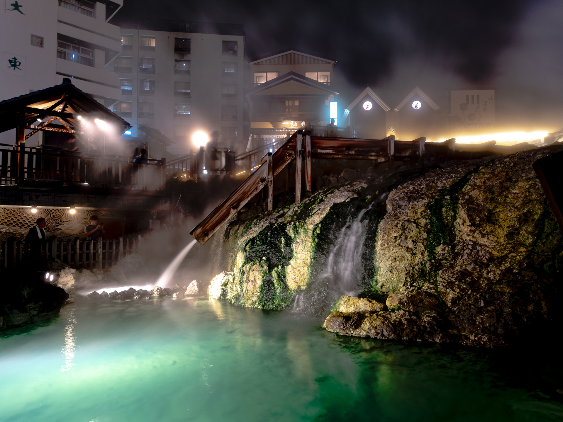 購入して早々に草津温泉にいってきました。夜でも撮影を楽しめる性能を持っています。とはいえ明るいレンズも欲しくなるなど、新たな沼を見つけた気持ちです<br>LUMIX G100D／LUMIX G VARIO 12-32mm/F3.5-5.6 ASPH./MEGA O.I.S.／12mm（24mm相当）／マニュアル露出（1/1.2秒、F6.3）／ISO 200