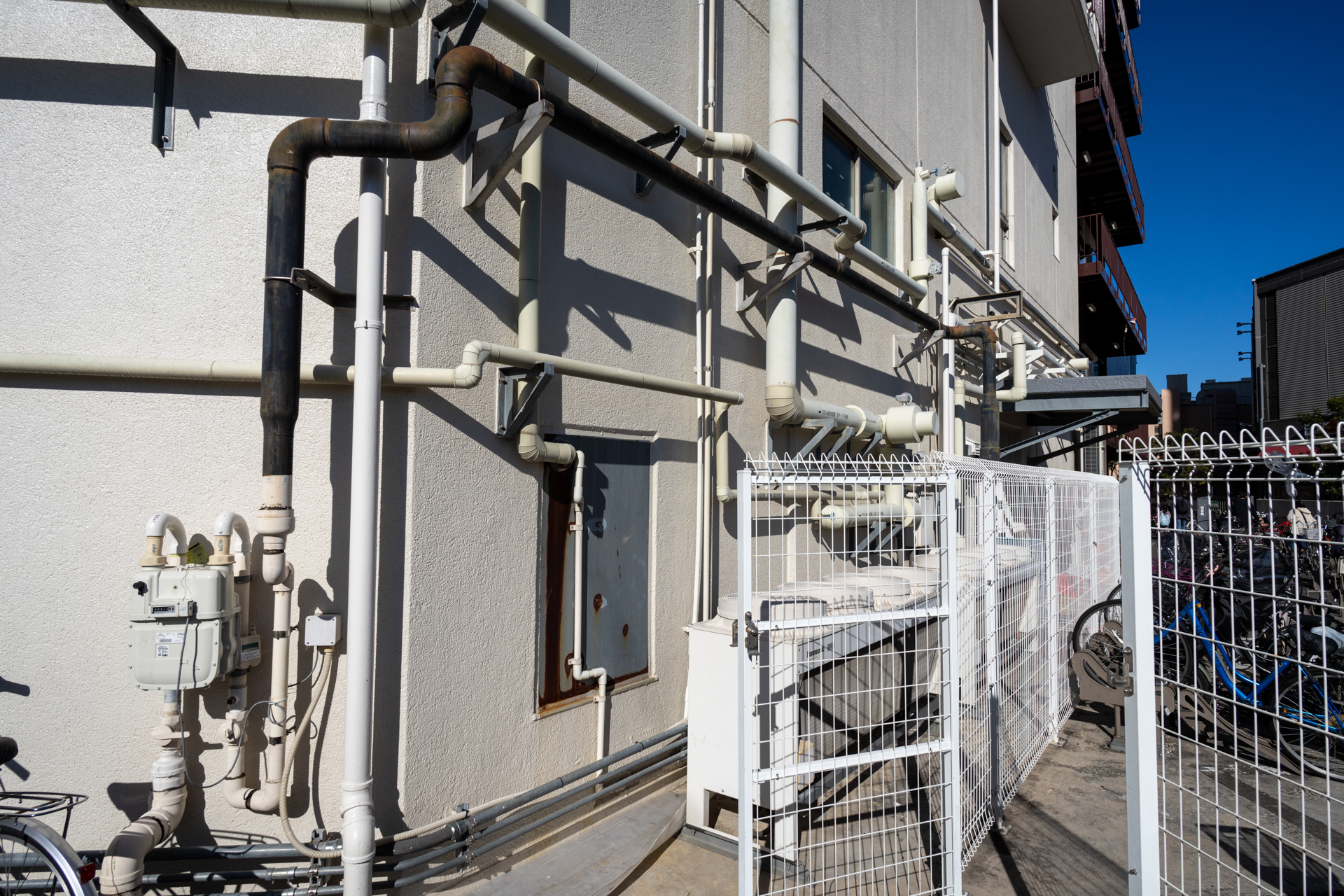 眩しいハイライトの壁をどう再現するのか撮影してみましたが、何ら問題なく、階調を再現しますよね。<br><span class="fnt-85">ソニー α7C／20mm F/2.8 Di III OSD M1:2／20mm／絞り優先AE（1/2,000秒、F8.0、＋0.3EV）／ISO 250</span>