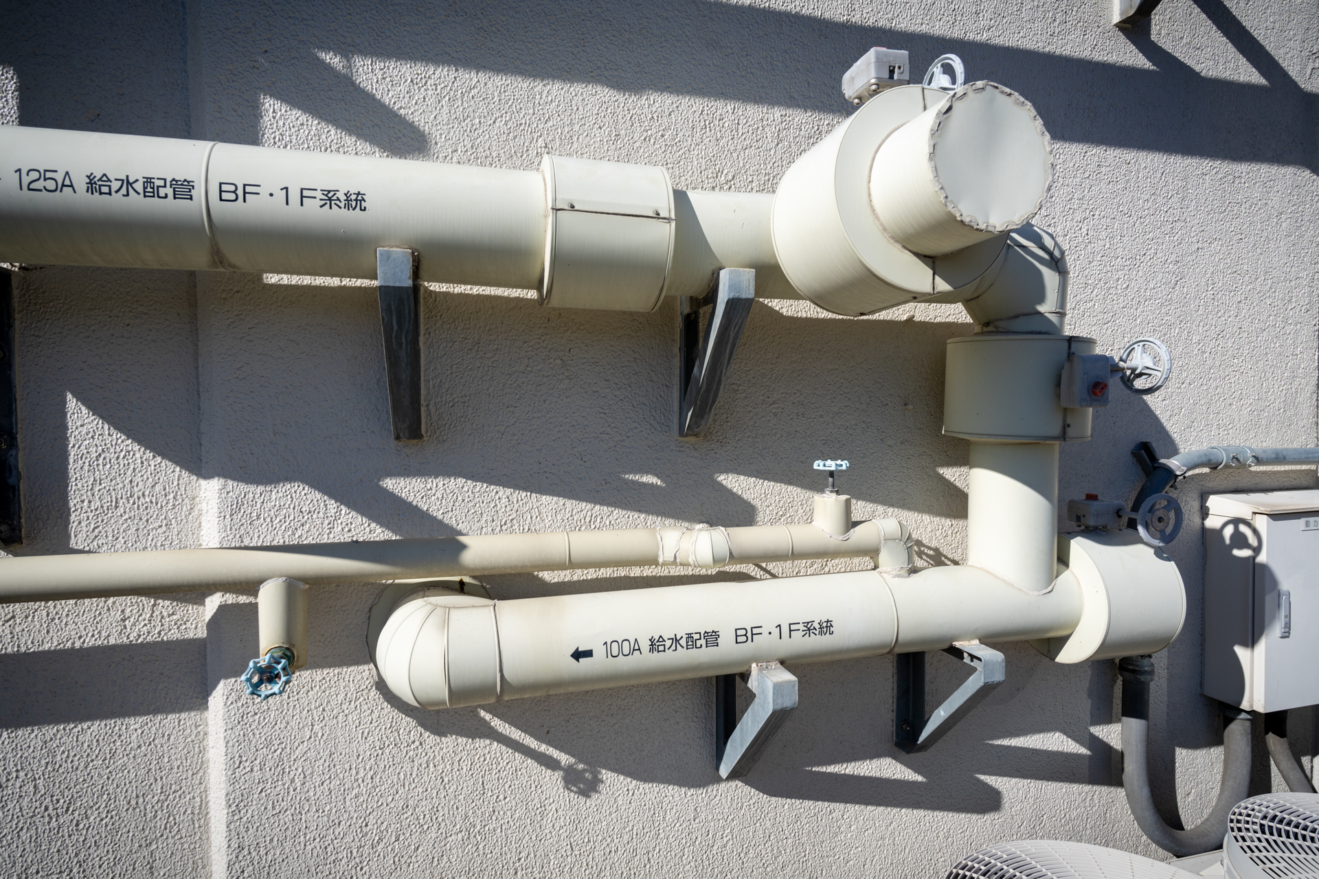 筆者は「配管」が好きなので目立ったものはすべて撮影しています。歪曲収差もよく補正されて自然だなと。<br><span class="fnt-85">ソニー α7C／20mm F/2.8 Di III OSD M1:2／20mm／絞り優先AE（1/800秒、F8.0、＋0.7EV）／ISO 250</span>