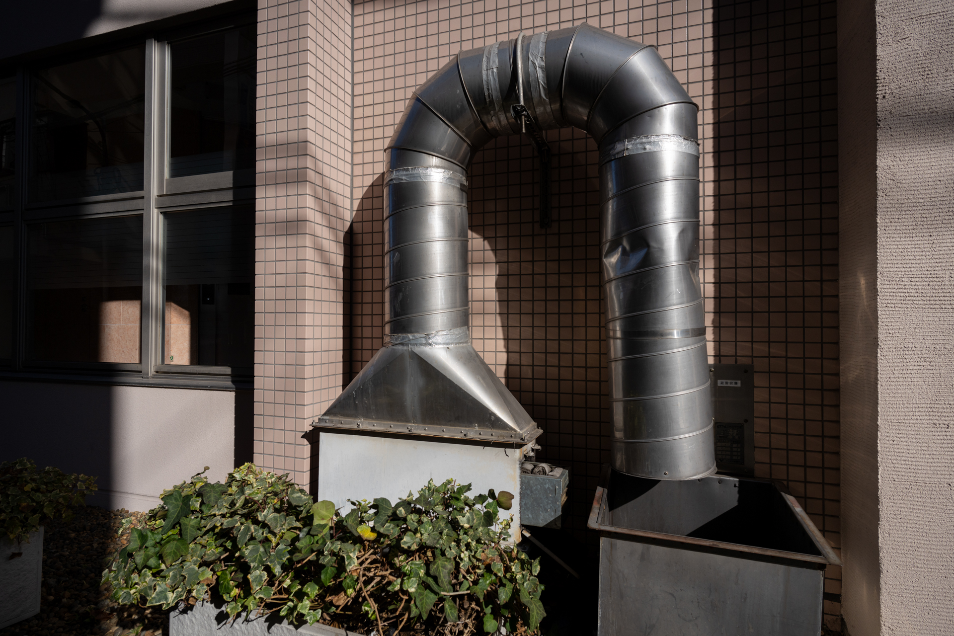 ダクトも好きなモチーフですが、ハイライトの再現などに余裕ありますよね。シャドーの再現も優秀です。<br><span class="fnt-85">ソニー α7C／20mm F/2.8 Di III OSD M1:2／20mm／絞り優先AE（1/1,250秒、F8.0、−0.3EV）／ISO 250</span>