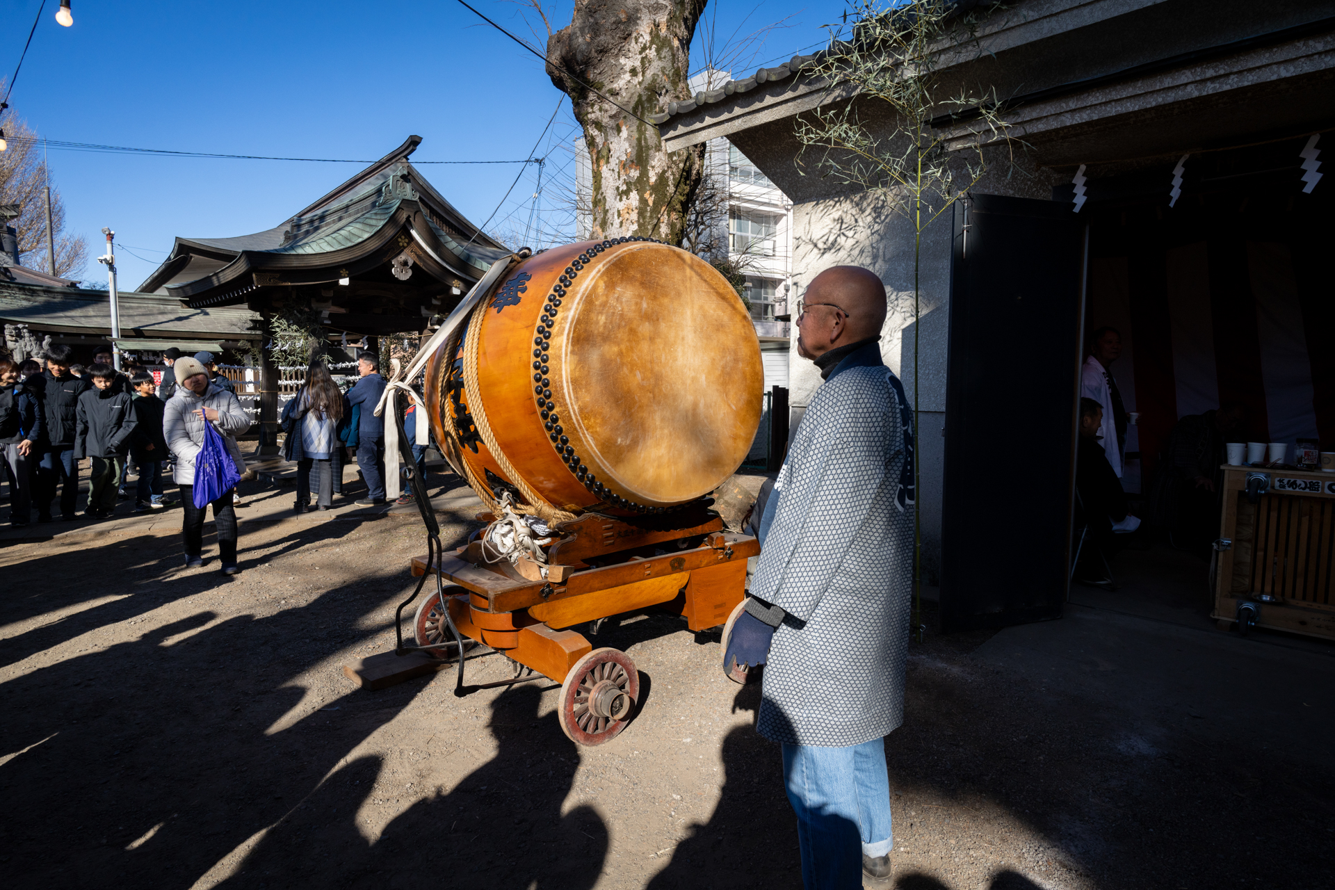 初詣にて。かなり明暗差が大きな場面ですが、よい形にハイライトからディープシャドウまでの階調を拾って繋いで感動しています。<br><span class="fnt-85">ソニー α7C／20mm F/2.8 Di III OSD M1:2／20mm／絞り優先AE（1/800秒、F8.0、−0.3EV）／ISO 400</span>
