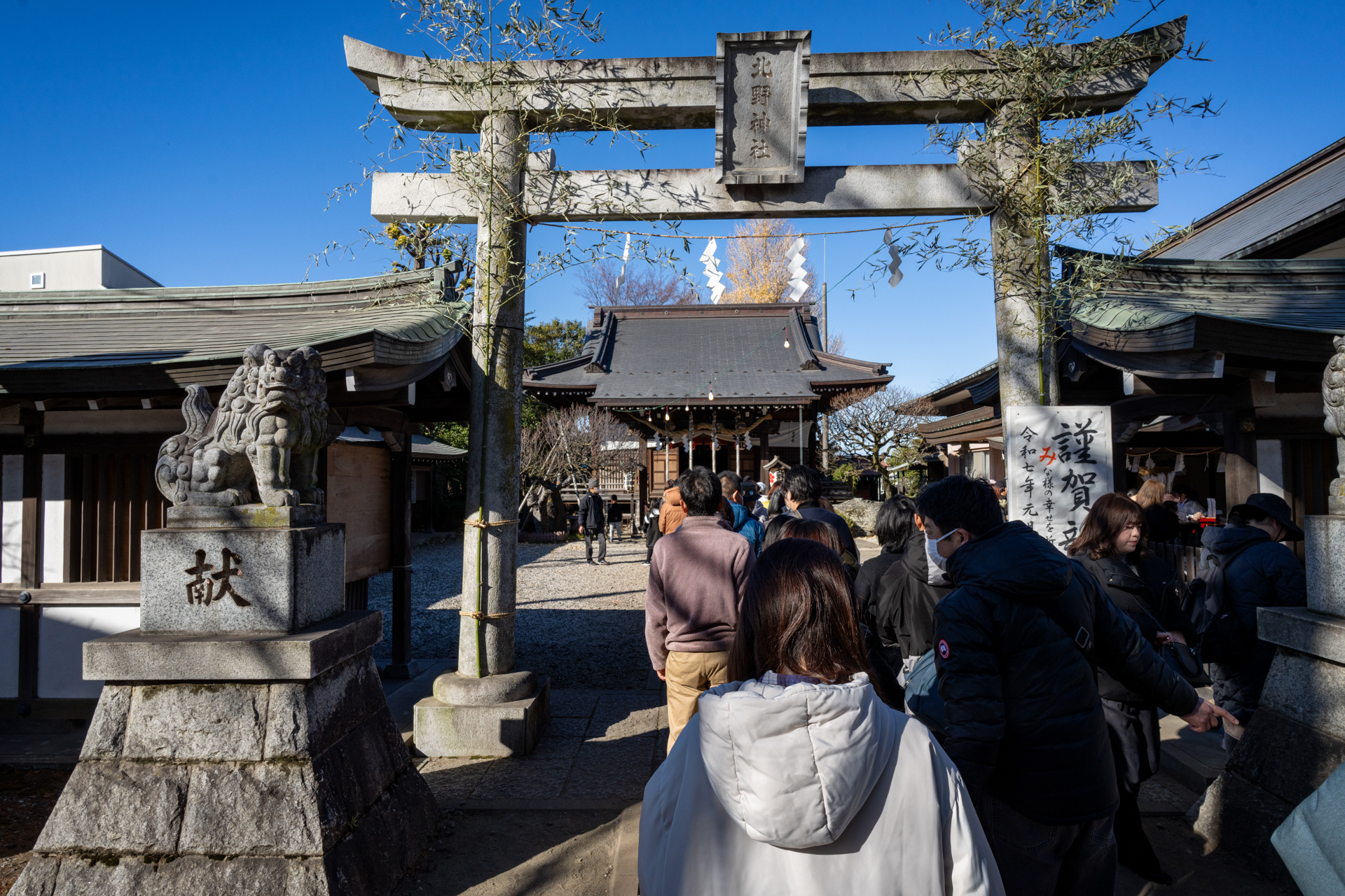 初詣の列に並んでいます。筆者が行列に並ぶのは珍しいですが、飽きたので軽く1枚撮影して終わりました。気持ちは入っていませんがよく写ります。<br><span class="fnt-85">ソニー α7C／20mm F/2.8 Di III OSD M1:2／20mm／絞り優先AE（1/500秒、F11、−0.3EV）／ISO 400</span>