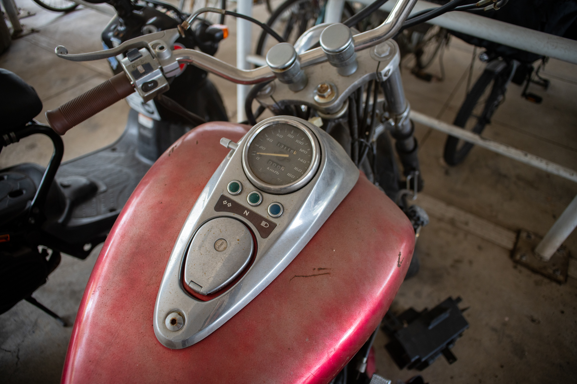 放置されたようにみえる、団地の下で見つけたオトナのバイクです。非常に暗い場所にありましたが、再現性が素晴らしいですね。<br><span class="fnt-85">ソニー α7C／SIGMA SUPERWIDE II 24mm F2.8 MACRO／24mm／絞り優先AE（1/30秒、F4.0、−0.3EV）／ISO 800</span>