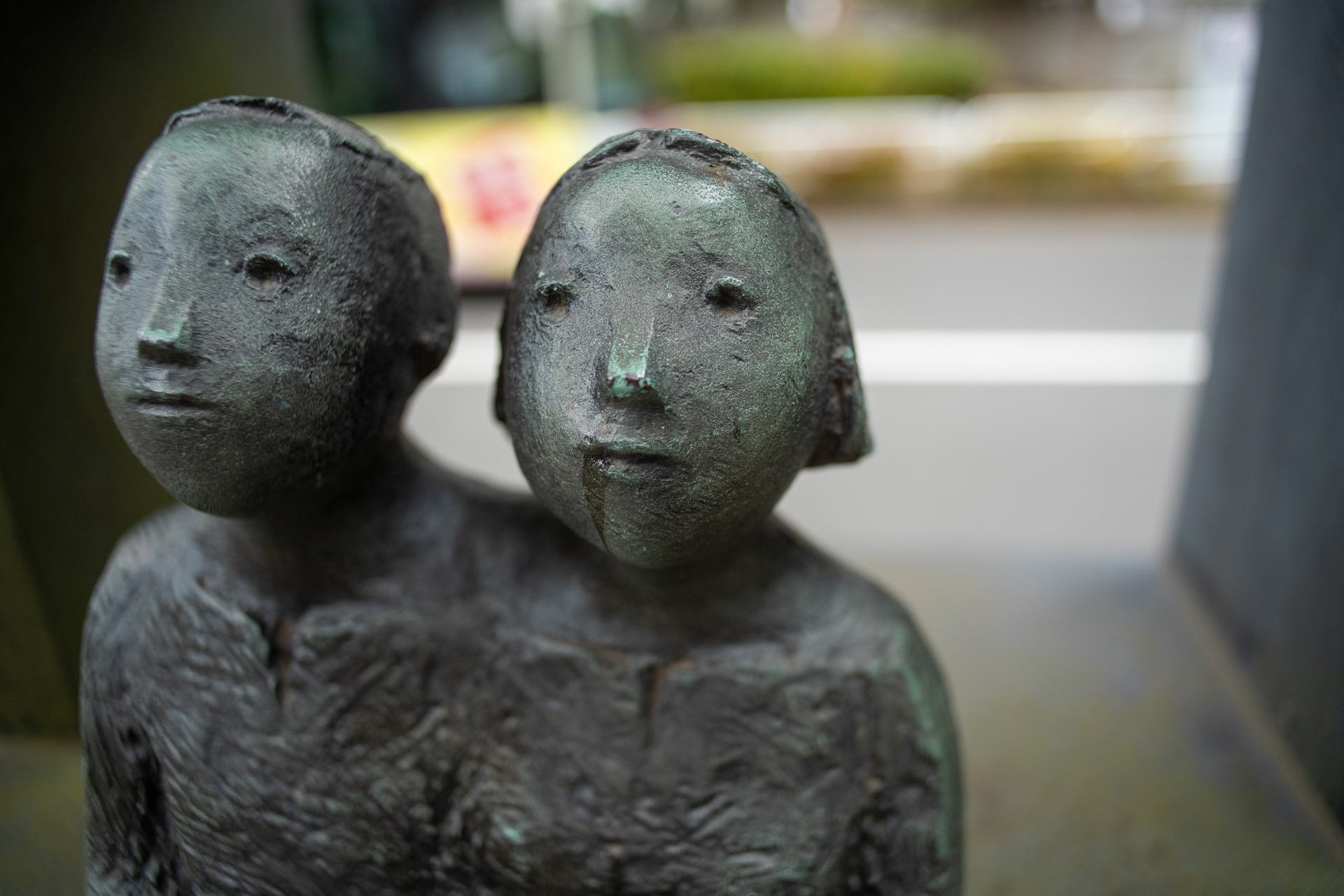 街中のオブジェです。最短撮影距離での撮影ですが、向かって左の画質が悪く、流れているようです。もしかするとこの個体は偏心しているのかもしれませんが、使えなくはありません。<br><span class="fnt-85">ソニー α7C／SIGMA SUPERWIDE II 24mm F2.8 MACRO／24mm／絞り優先AE（1/500秒、F4.0、−1.0EV）／ISO 800</span>