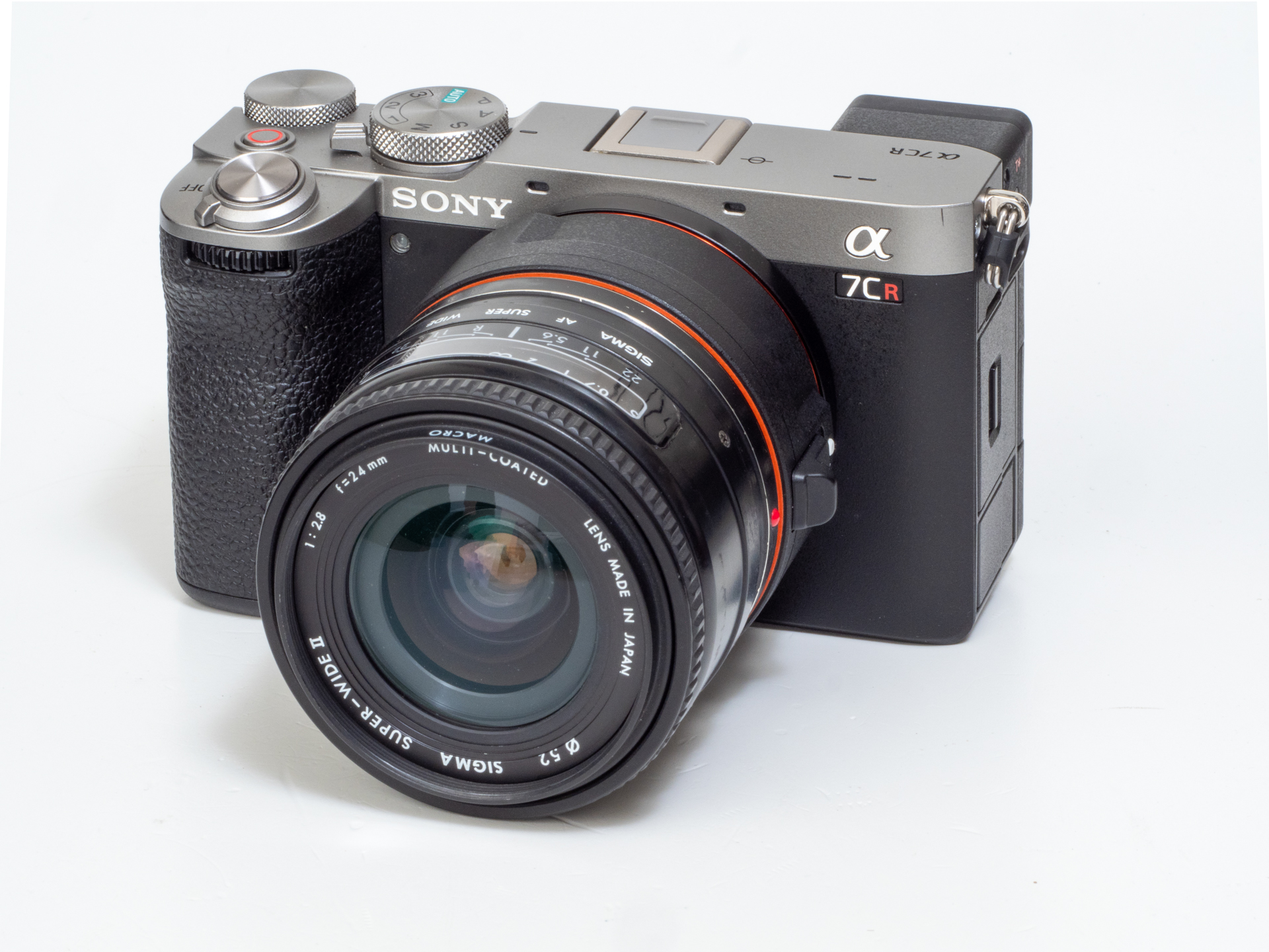 SIGMA SUPERWIDE II 24mm F2.8 MACROをソニーα7CRに装着しました。純正マウントアダプターLA-EA5はモーター非内蔵のAマウントレンズを装着してもすっとAFで動くのです。驚きです。