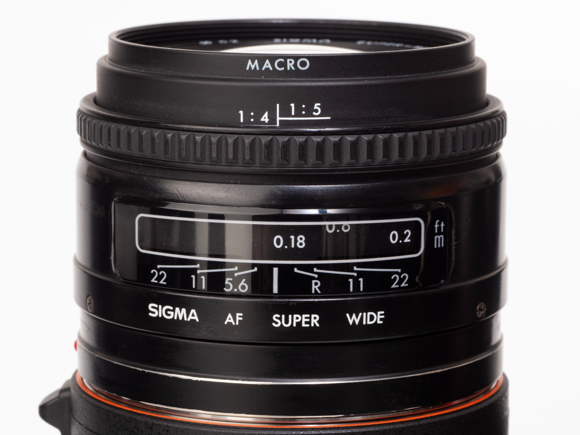 SIGMA SUPERWIDE II 24mm F2.8 MACROの距離指標部分です。0.18mが誇らしげですが、この時撮影倍率が1:4であることを示します。インナーフォーカスレンズではありませんから鏡筒が伸び、この指標が出現するわけです。
