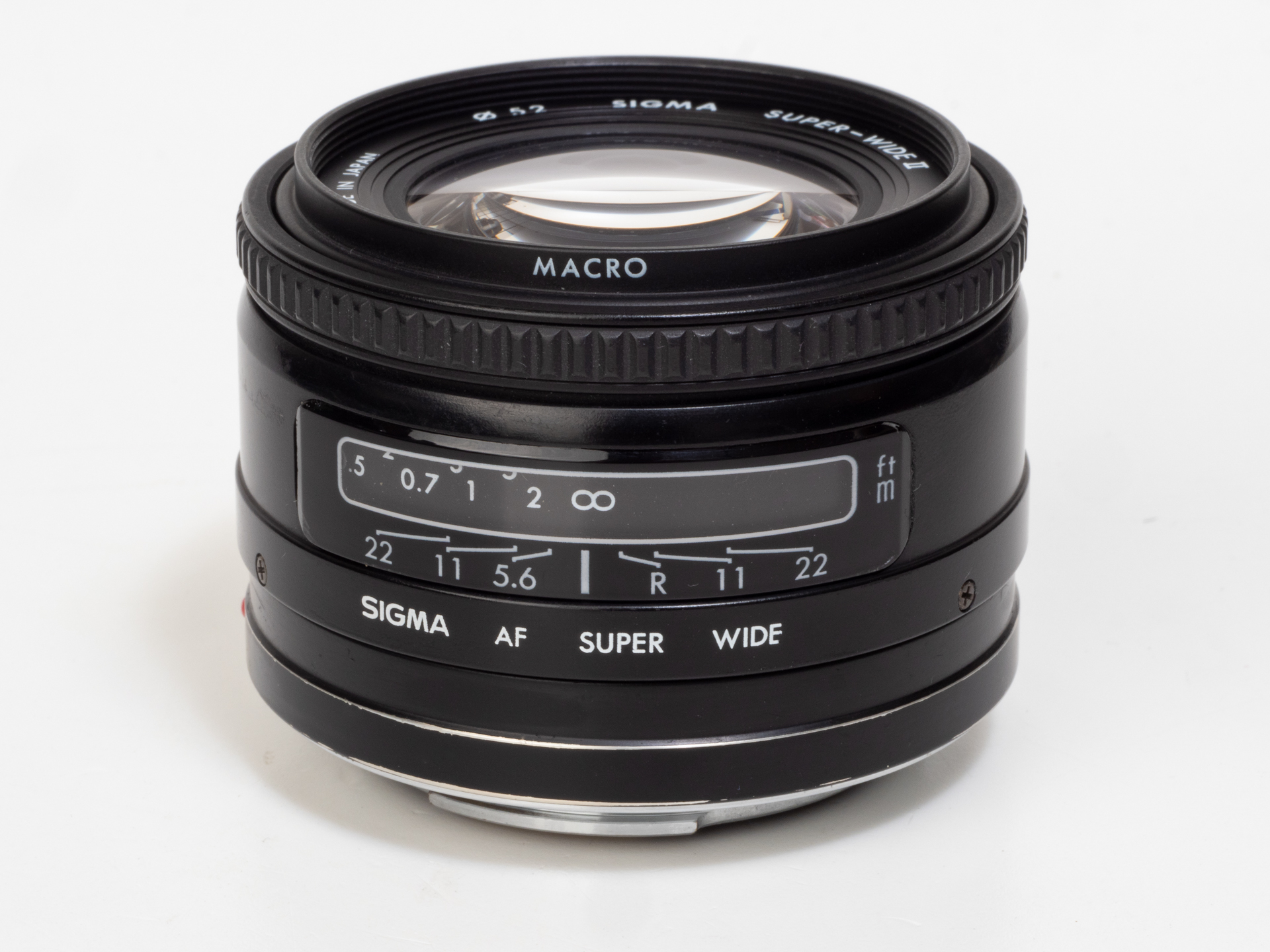 SIGMA SUPERWIDE II 24mm F2.8 MACRO。フォーカスリングにはゴムが巻かれ、MFの操作性にも配慮されています。