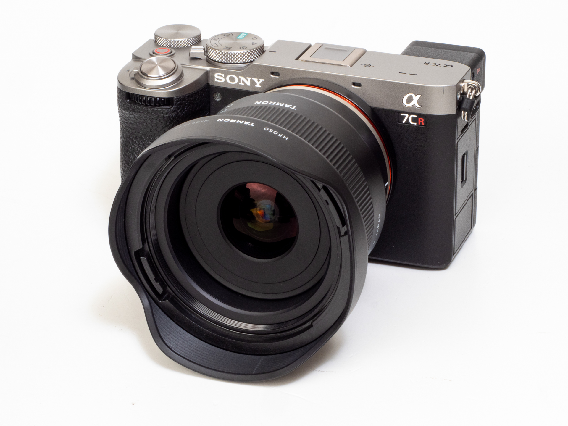 TAMRON 20mm F/2.8 Di III OSD M1:2（Model F050）をα7CRに装着してみます。なかなかのバランスの良さですね。これ1本で本日の撮影を完結するのだという覚悟が生まれそうです。