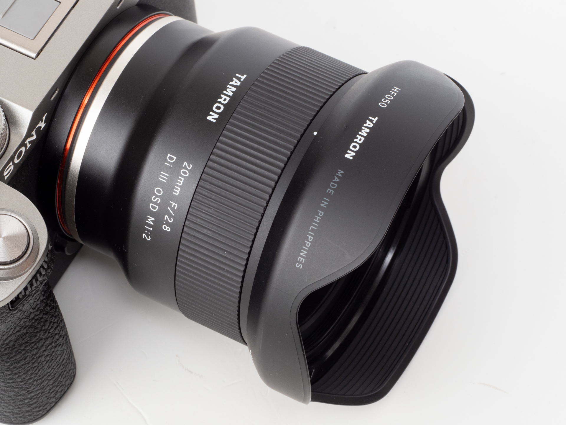 マウント部分にくびれがあり、デザイン的な見た目は悪くないのですが、鏡筒に色気はないですね。フードの形はまずまずかなあ。