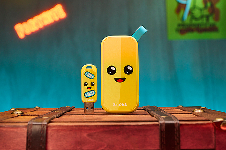 ゲーム「Fortnite」コラボモデル（左がフラッシュメモリー、右がポータブルSSD）