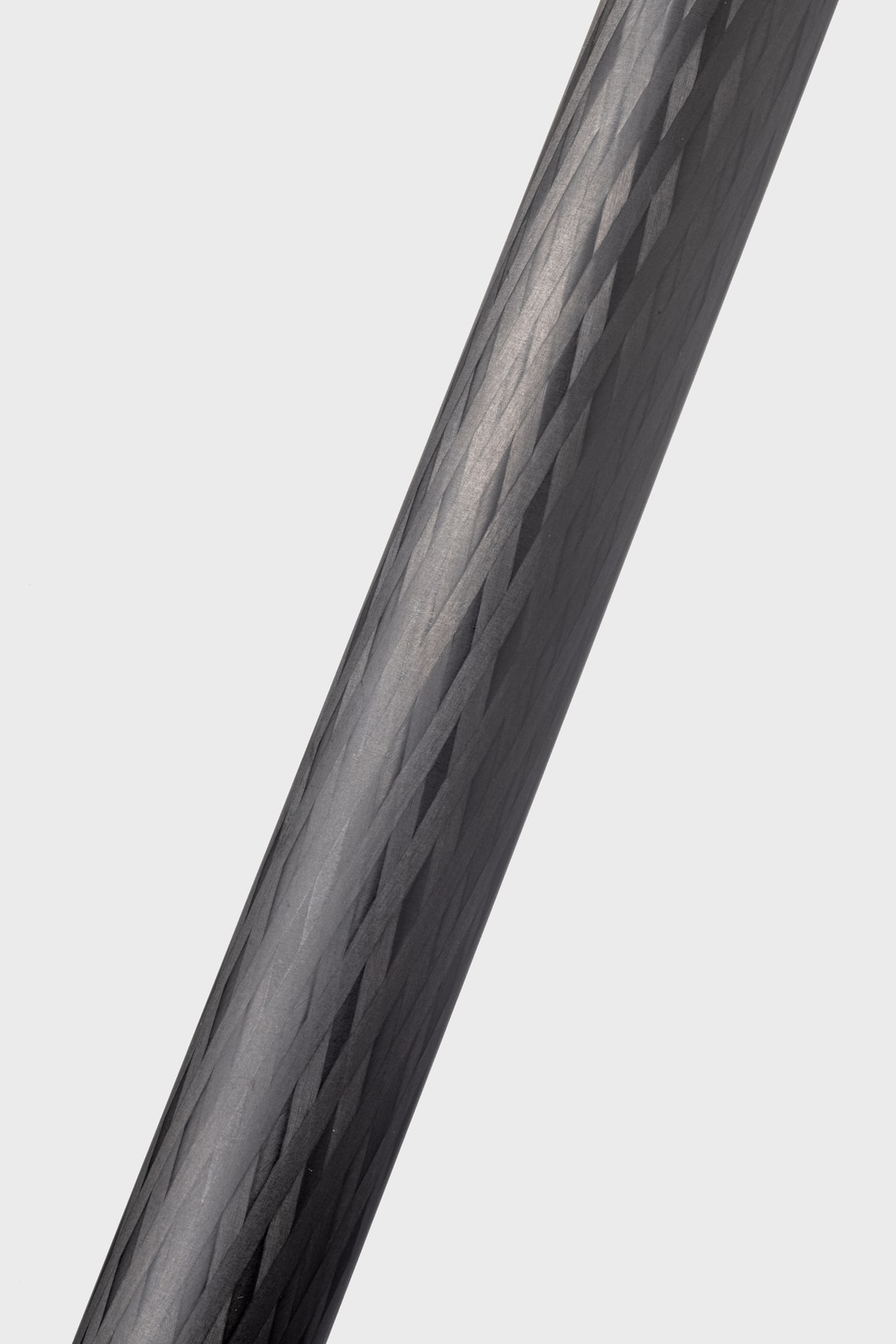 脚部の最大脚径は32mm。強靱なカーボン素材でタフな構造になっている