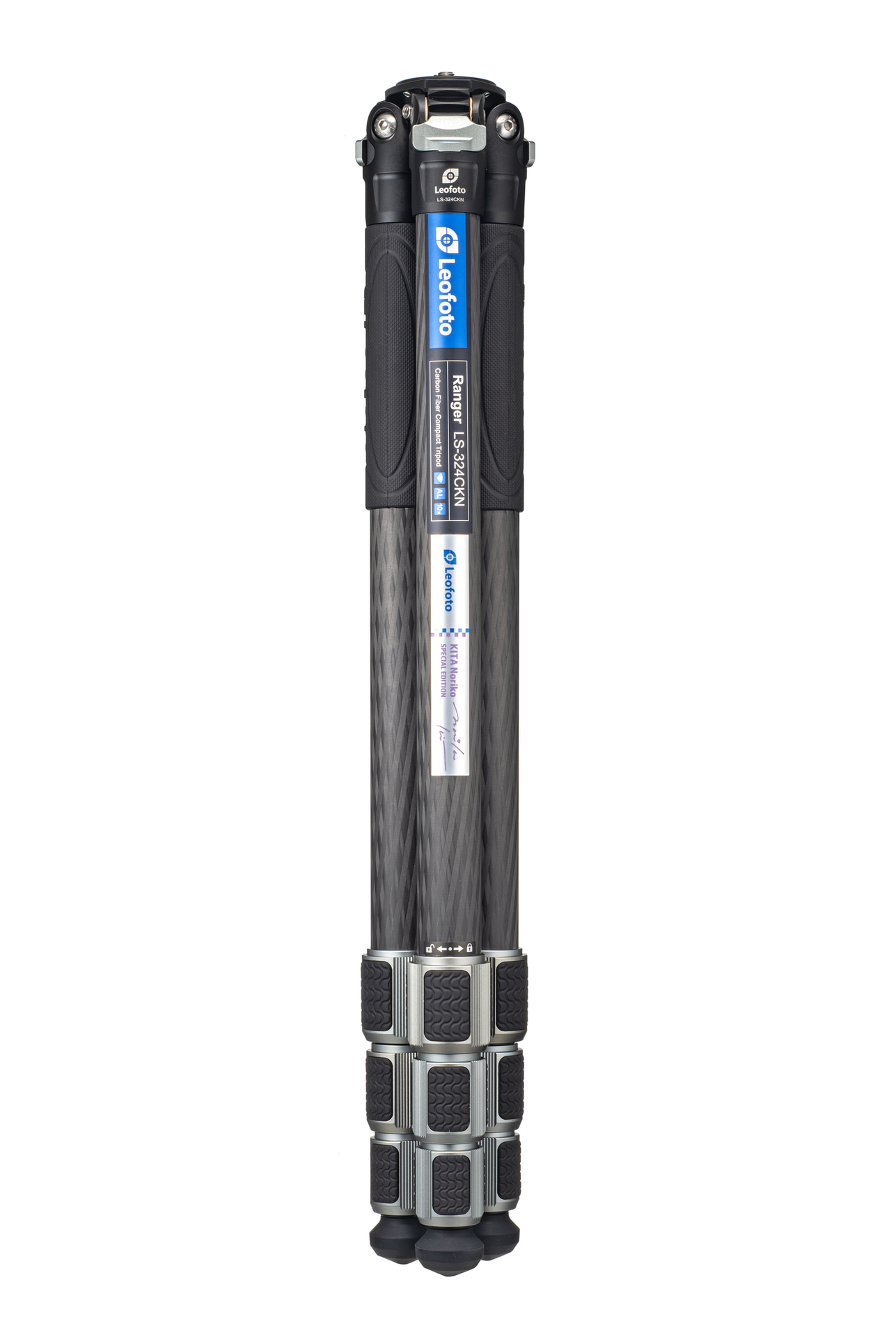 4段タイプなので短く収納でき、三脚単体の縮長は60.5cmと持ち運びしやすいサイズになる