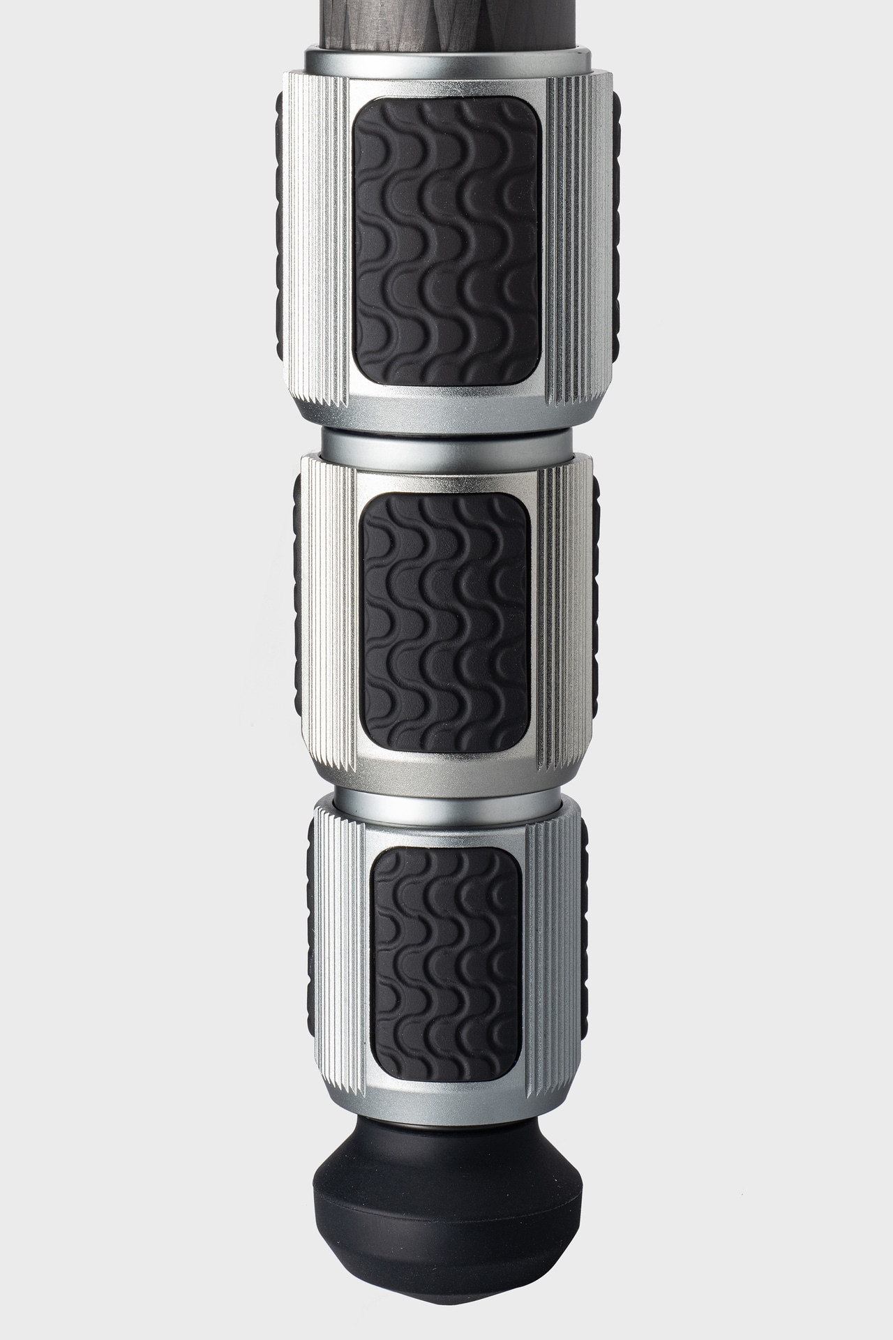 防水機構のロックナットで、内部への水の浸入を防ぐ。この機構を採用している別のモデルはパイプカラーがレッドやブルーになるので、ブラックで防水三脚を探している人にもおすすめだ