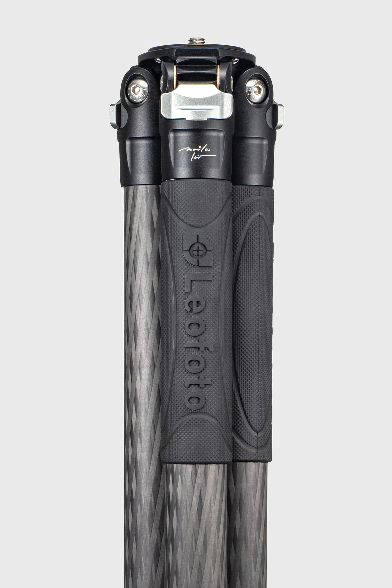 通常は1本のみに装着される脚部のウォームグリップを2本分に採用。寒冷地で冷えた状態でも両手で三脚を触りやすく、持ち運びしやすい。見た目も締まるのでスタイリッシュな印象だ