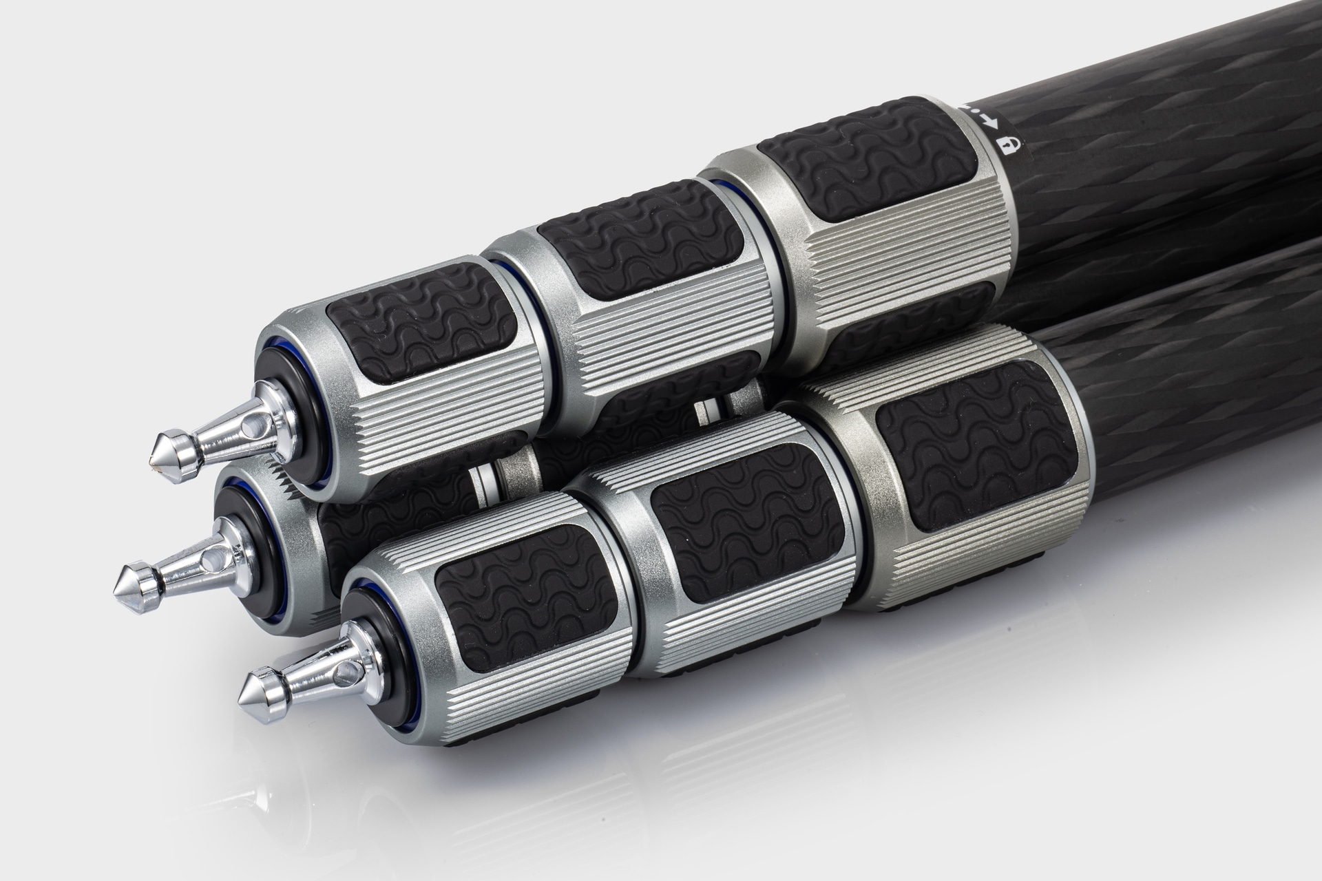 ステンレス製のスパイク石突も付属しており、通常のゴム石突と付け替えることで雪上などでも安定する