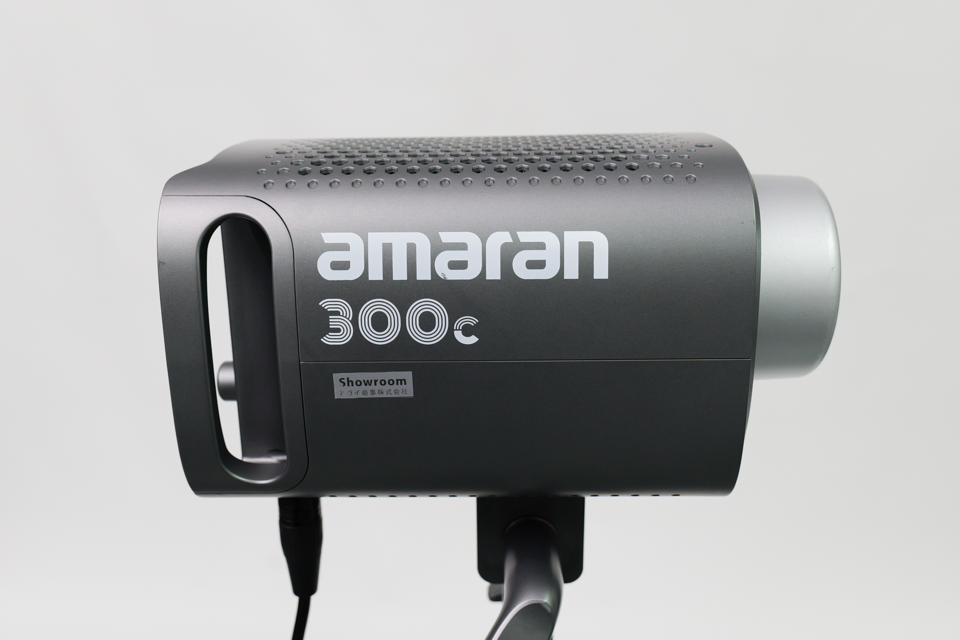高性能エントリーモデルに位置づけられている「amaran 300c」	https://www.agai-jp.com/products/brand-search/aputure/amaran-high-performance/2475-ap300c.html