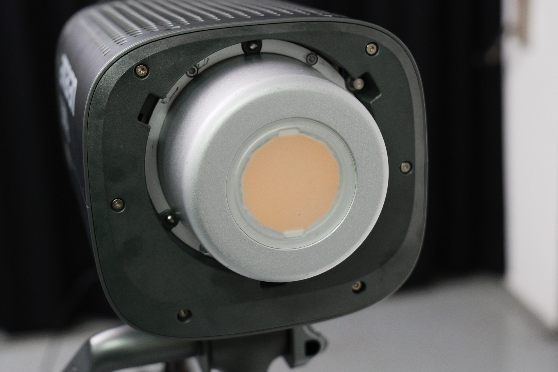 COB（Chip On Board：チップオンボード）という型を採用するLEDライトの発光面