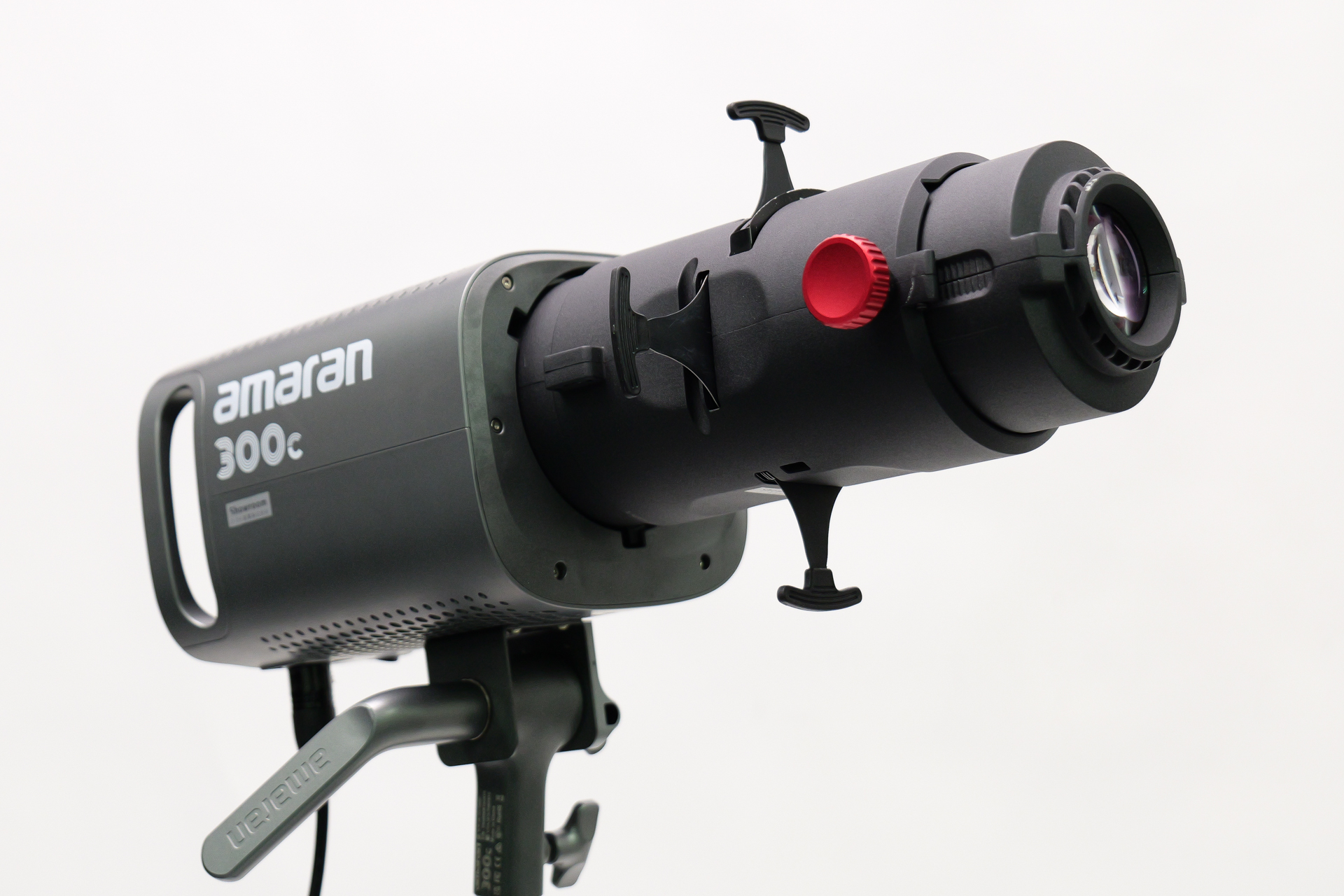 照射範囲を絞るアクセサリー「スポットマウントSE 19°レンズセット」を装着した様子	https://www.agai-jp.com/products/brand-search/aputure/fresnel-spot/2507-spotlightse19.html