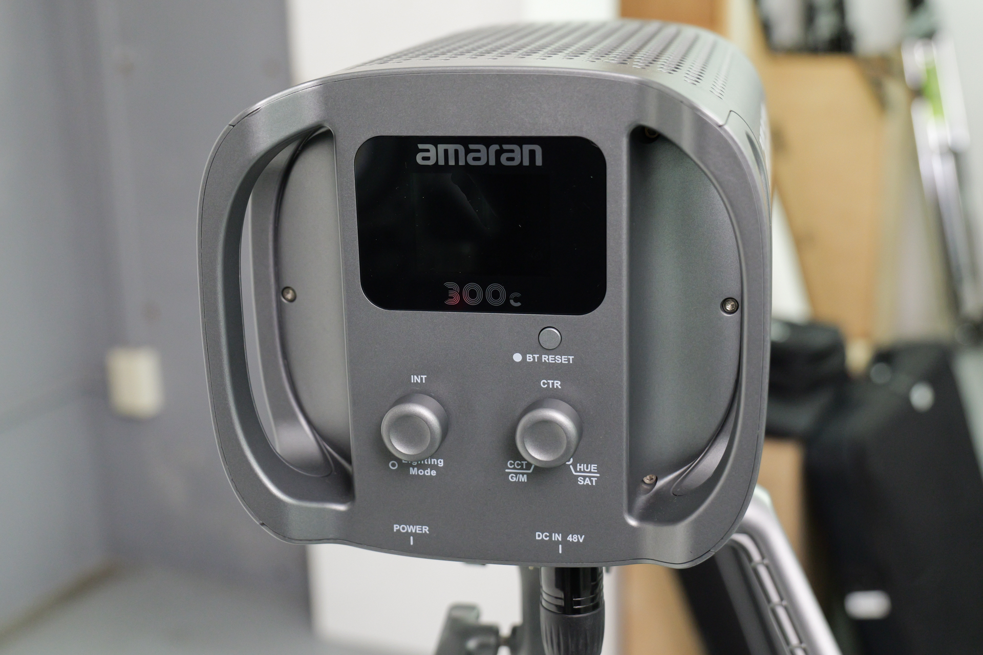 本体の背面に操作部を配したモデル