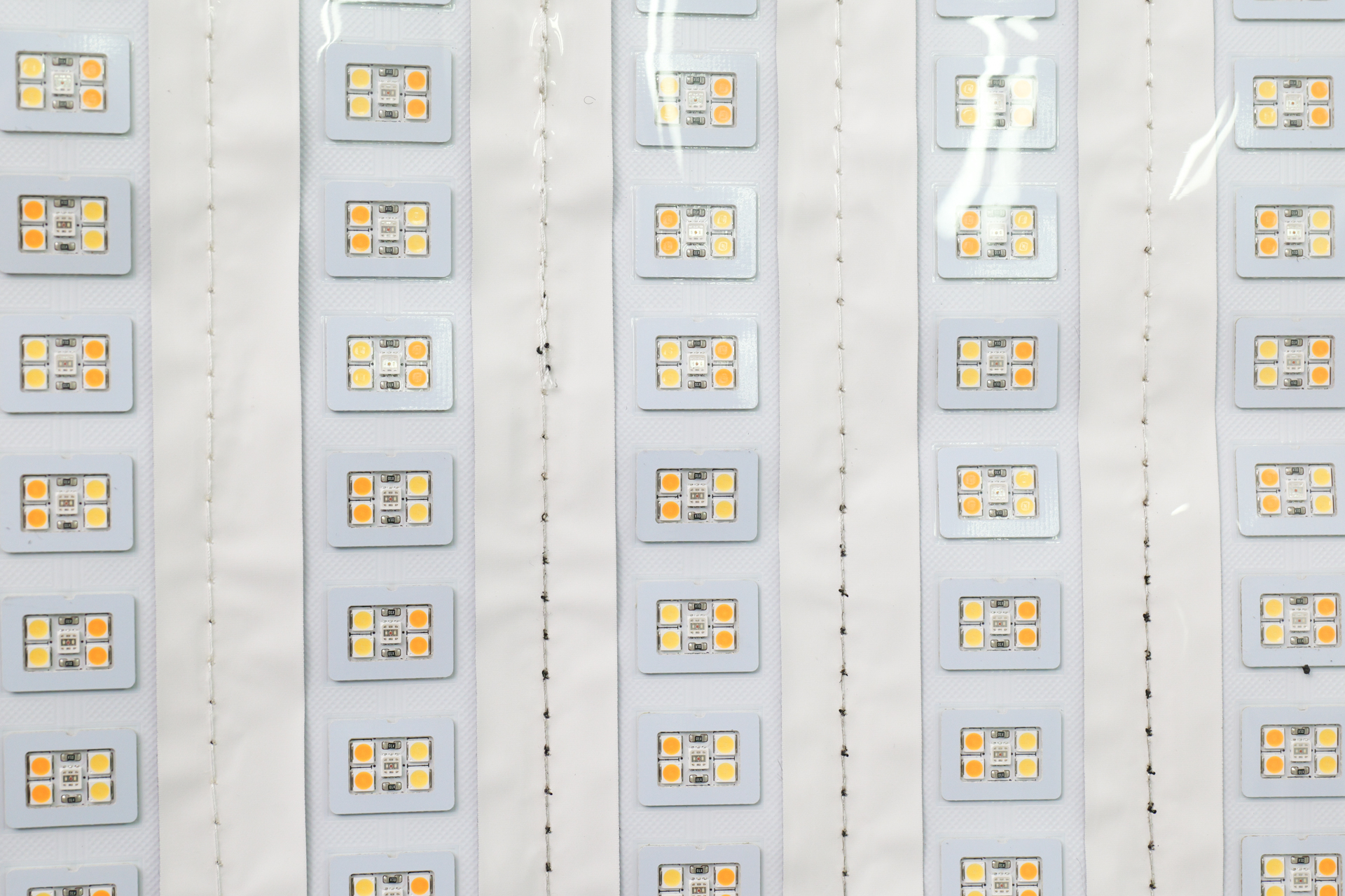 よく見てみるとひとつずつが大きなLEDチップになっているのがわかる
