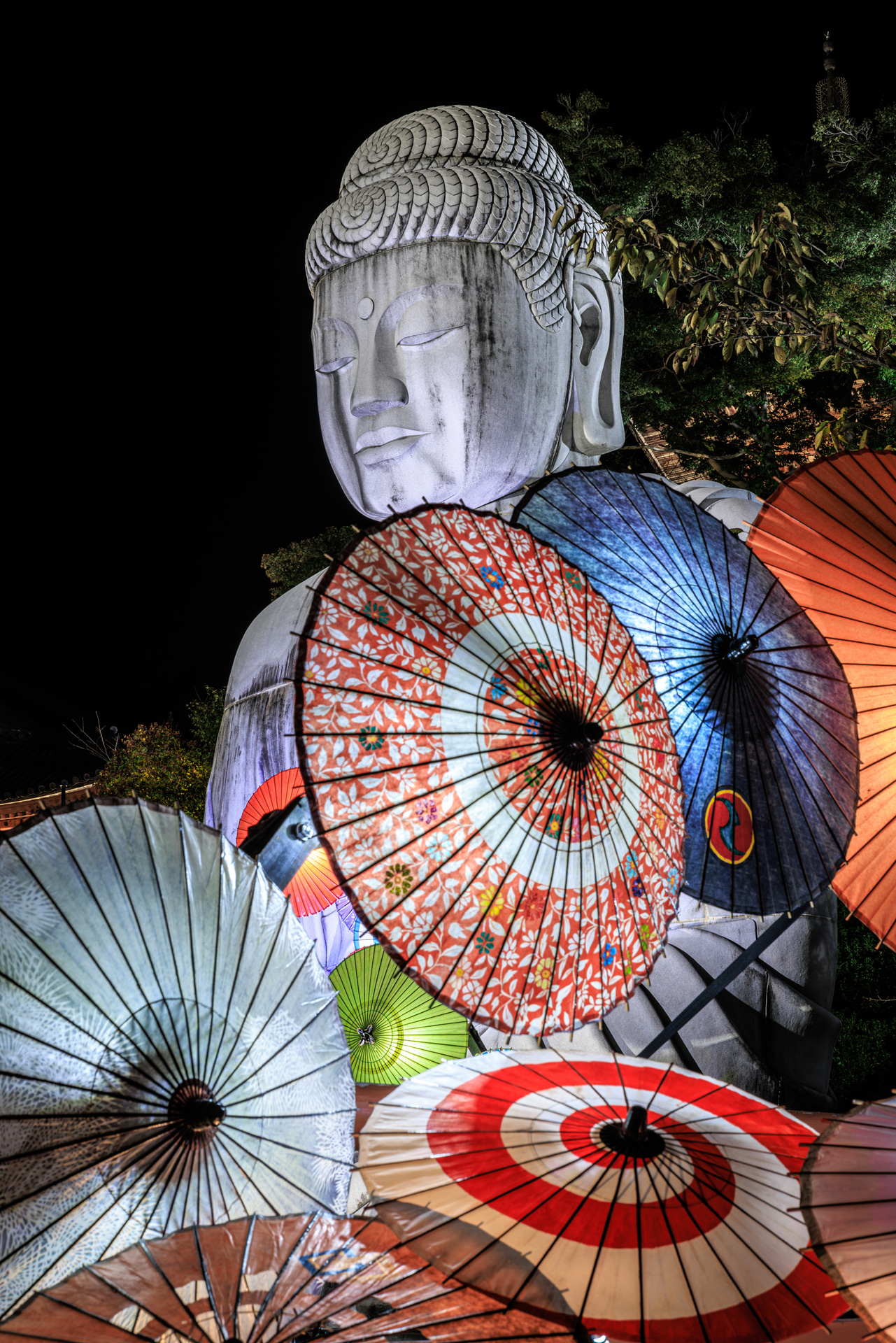ライトアップされた幻想的な和傘で彩られた壺阪寺の大仏。EOS特有の温かみのある画作りで、カラフルな和傘の色が浮かび上がり、優しい印象に仕上がった<br><span class="fnt-85">キヤノン EOS R5 Mark II／RF24-70mm F2.8 L IS USM／70mm／絞り優先AE（F16、6秒、±0EV）／ISO 100／WB：オート</span>