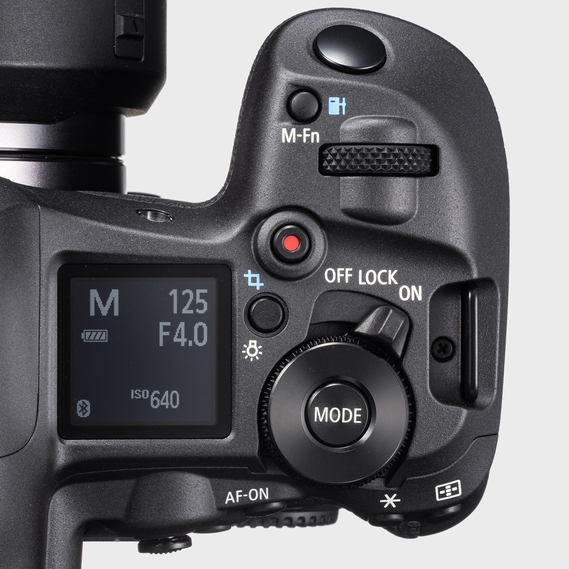 EOS R5では左側にあった電源スイッチがEOS R5 Mark IIでは右側に移動しているので、撮影がスムーズに開始できる