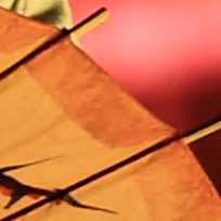 和傘の質感を損なうことなく、傘の表面や背景のボケに乗ったノイズが消えている