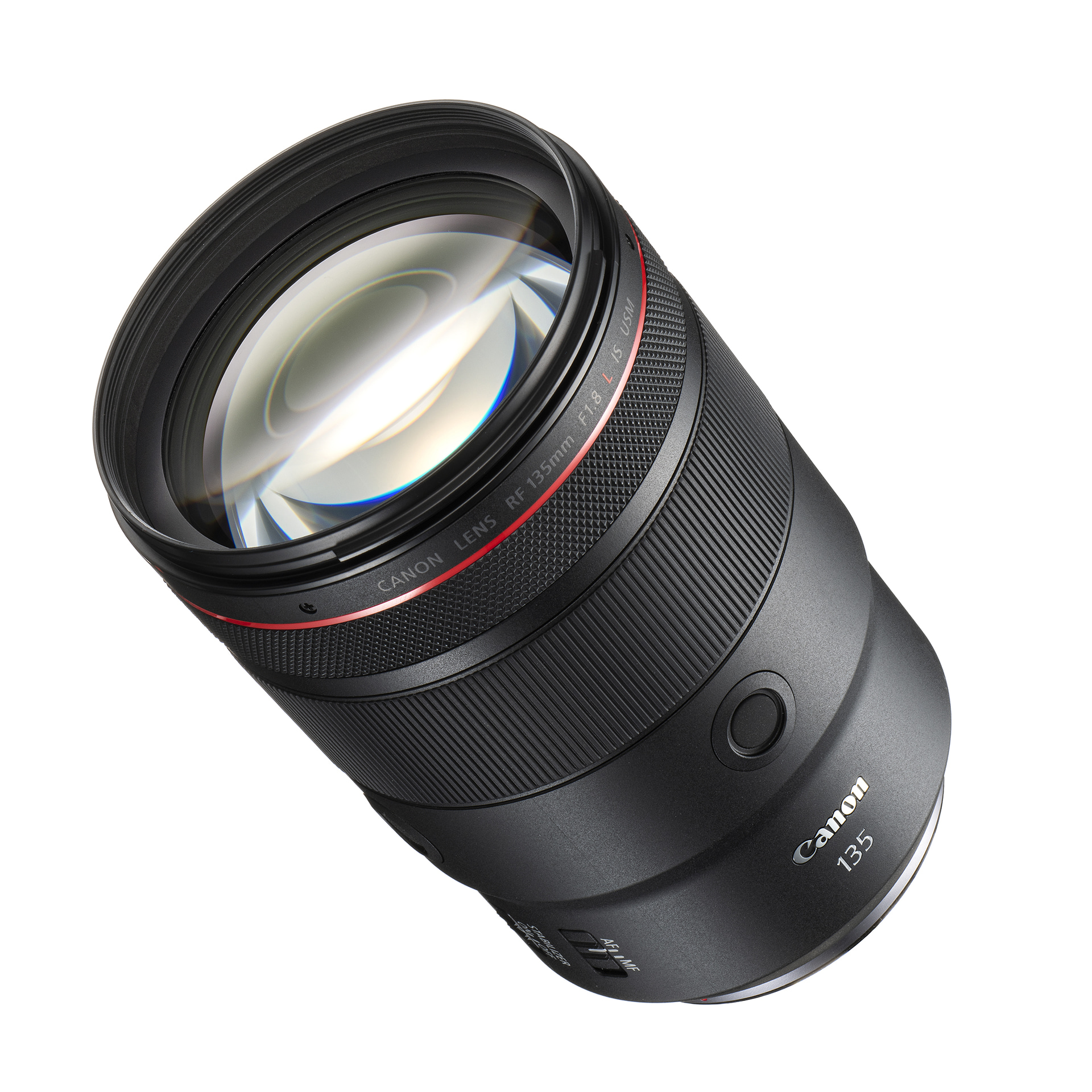 <span class="fnt-110"><b>RF135mm F1.8 L IS USM</b></span><br>圧縮効果と豊かなボケが写真に独特の空気感を与える単焦点レンズ。その描写力によって、写真は平面のデータでしかないが、紛れもなく空間を切り取っているのだと実感させてくれる