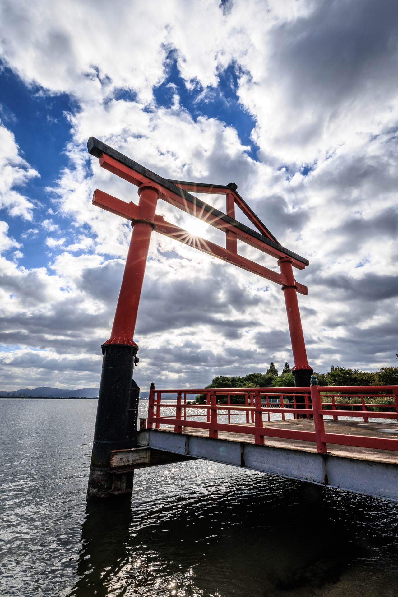 琵琶湖のほとりにある山王鳥居に、雲間から一瞬差し込んだ太陽の光を光条として捉えてアクセントにした。逆光で明暗差のある条件だが、豊富な階調で立体的に描写された<br><span class="fnt-85">キヤノン EOS R5 Mark II／RF15-35mm F2.8 L IS USM／15mm／絞り優先AE（F20、1/160秒、±0EV）／ISO 100／WB：オート</span>